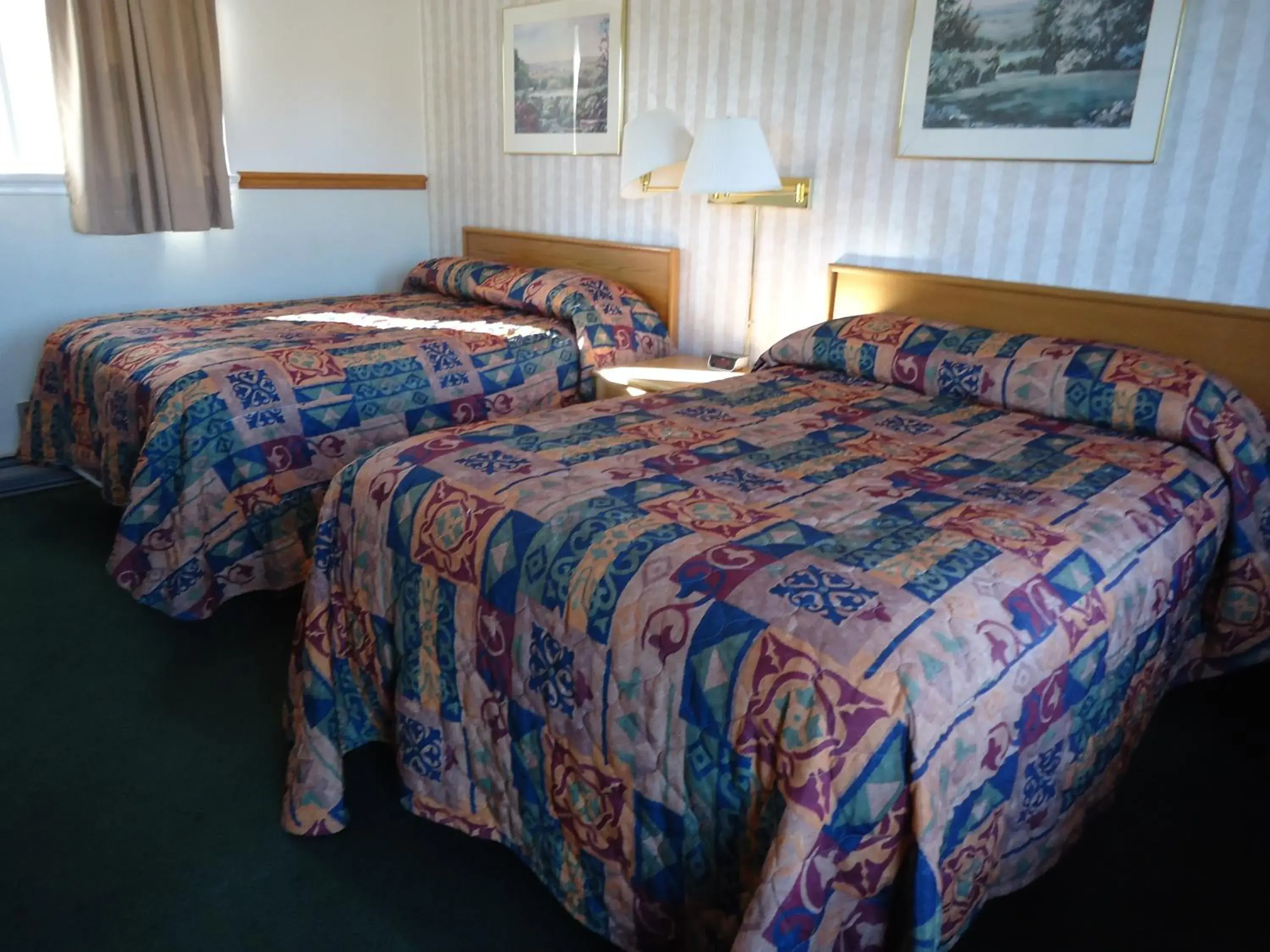 Double Room with Two Double Beds - Non-Smoking in Kingsway Inn Double Room with Two Double Beds - Non-Smoking in Kingsway Inn