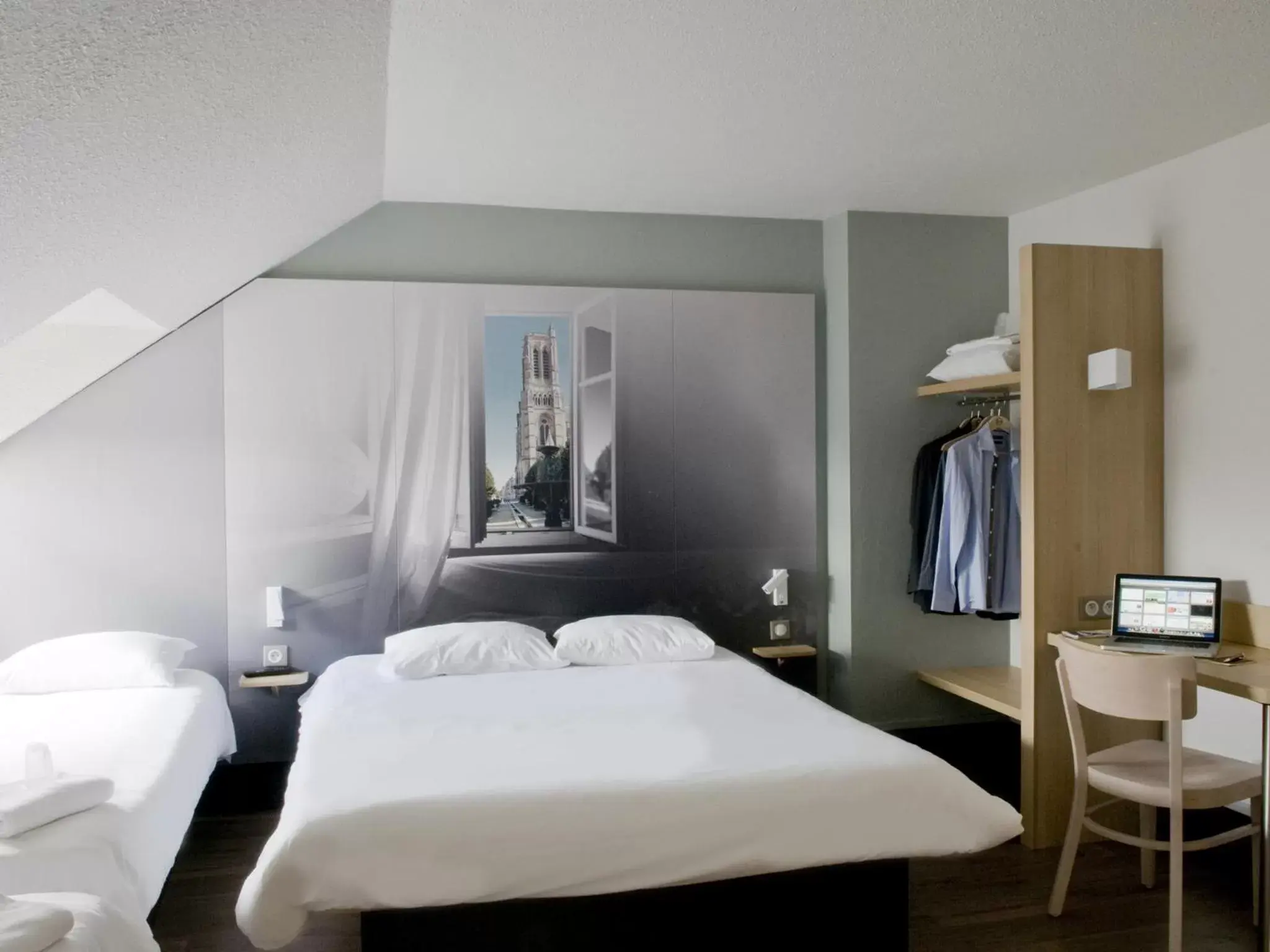 Triple Room in B&B HOTEL Saint-Quentin Triple Room in B&B HOTEL Saint-Quentin