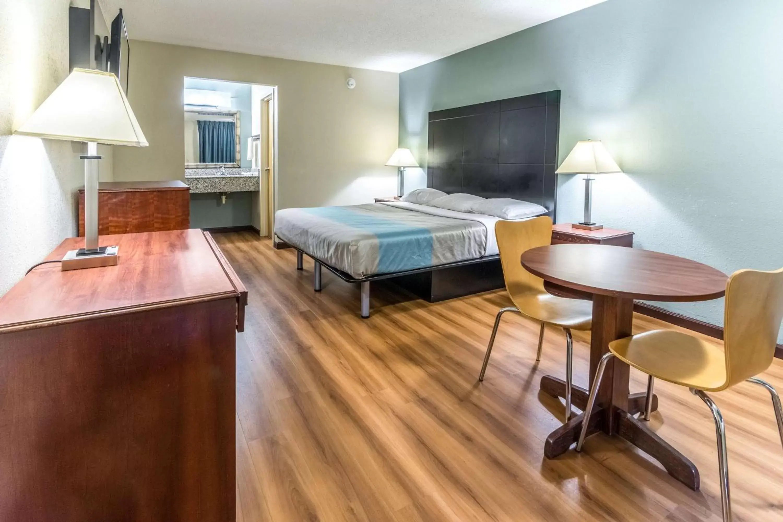 Deluxe King Room - single occupancy - Smoking in Motel 6-Kenly, NC Deluxe King Room - single occupancy - Smoking in Motel 6-Kenly, NC