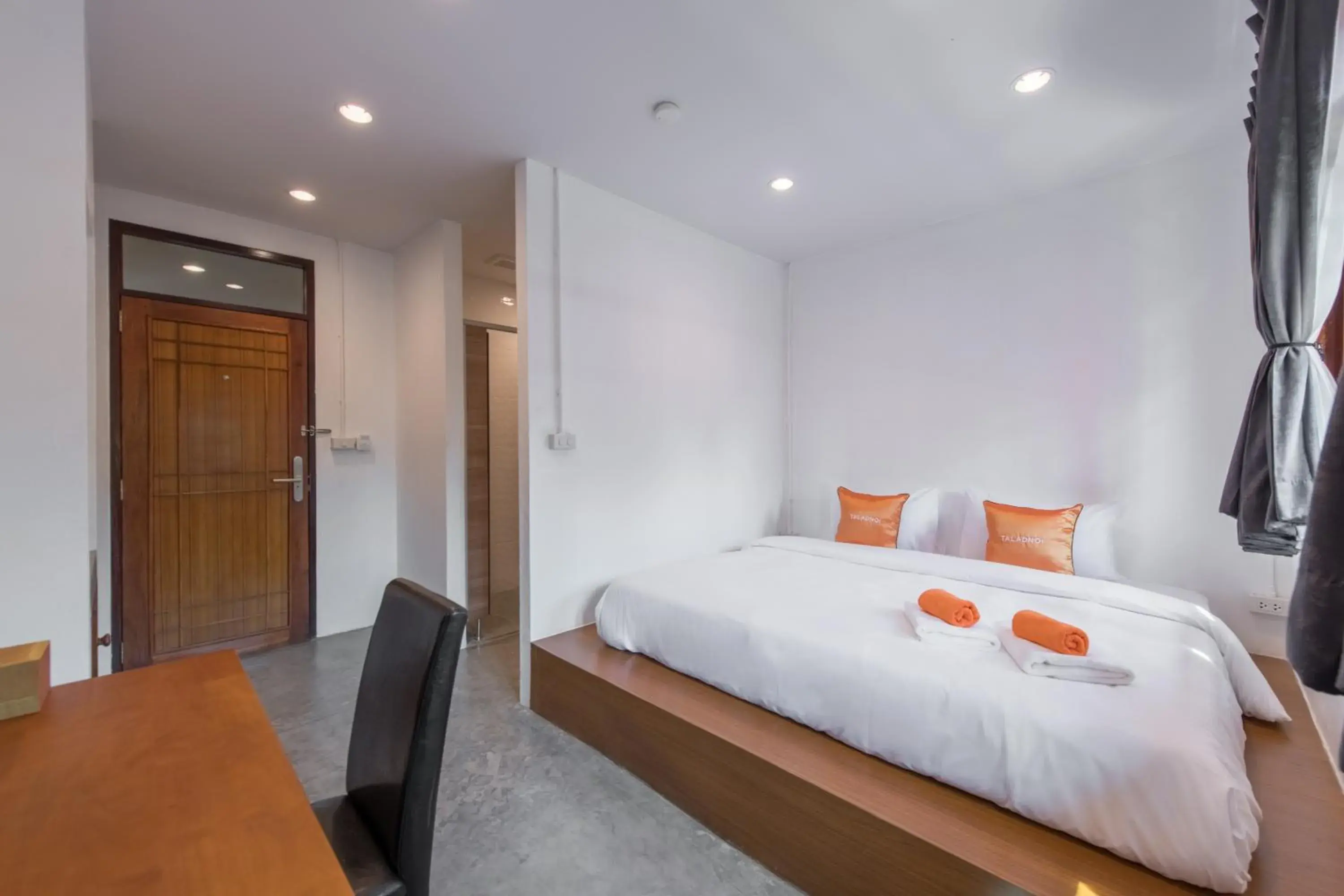 Double Room with Private Bathroom in Tiny Taladnoi Hostel Double Room with Private Bathroom in Tiny Taladnoi Hostel