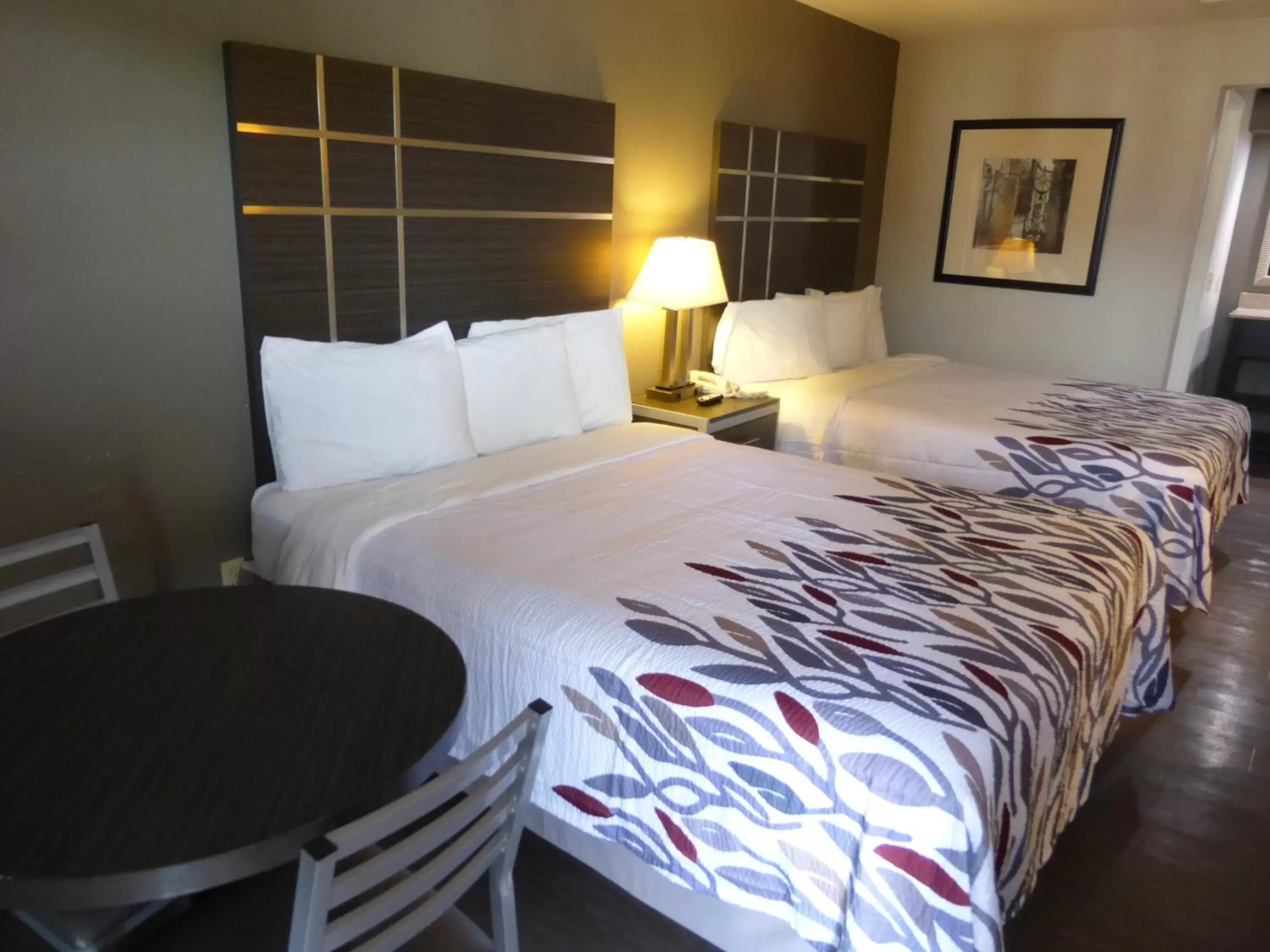 Deluxe Queen Room with Two Queen Beds - Non-Smoking in Red Roof Inn Columbia, TN Deluxe Queen Room with Two Queen Beds - Non-Smoking in Red Roof Inn Columbia, TN