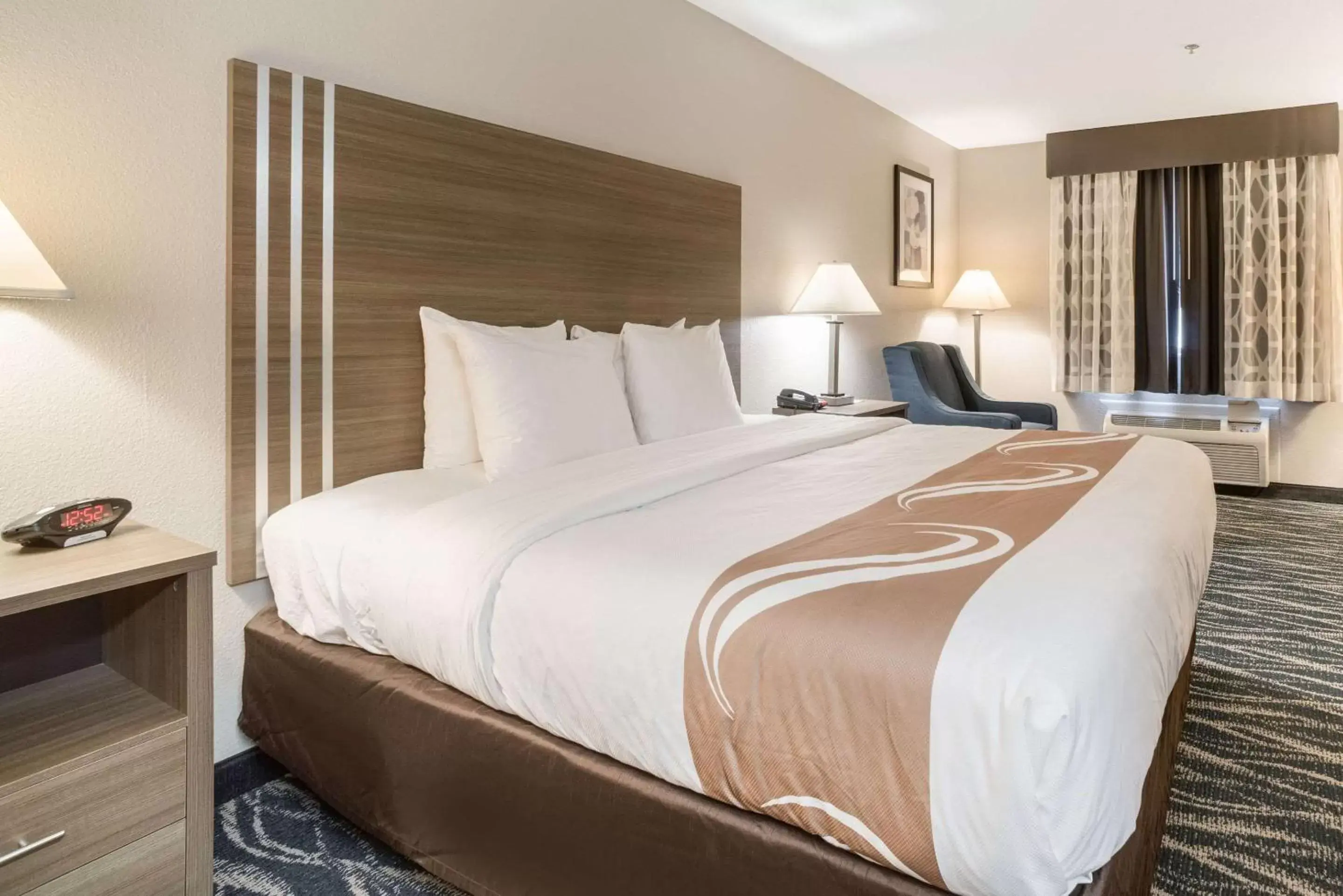 King Suite with Spa Bath - Non-Smoking in Quality Inn Effingham North King Suite with Spa Bath - Non-Smoking in Quality Inn Effingham North