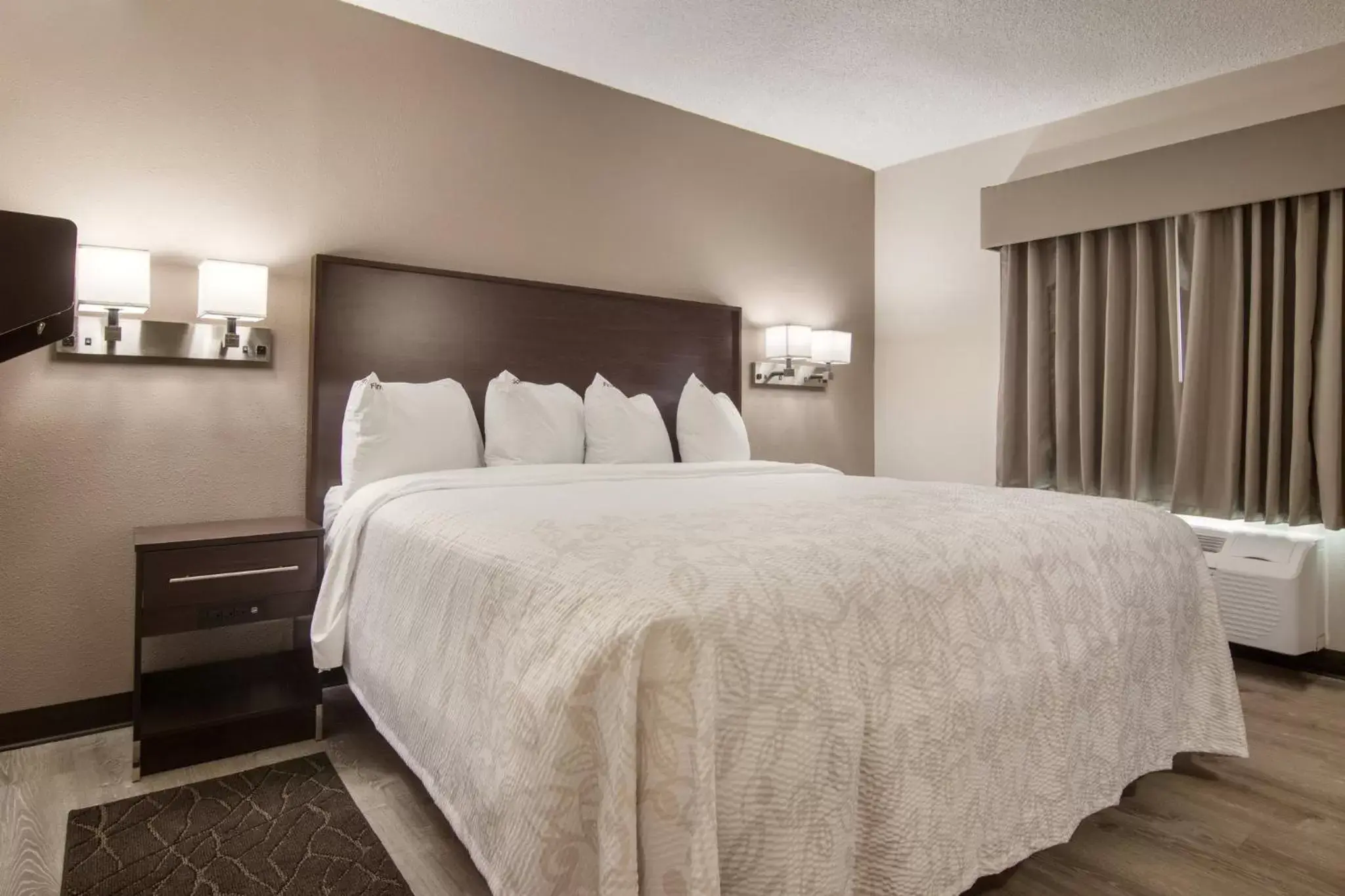 Standard King Room Disability Access Roll-In Shower Smoke Free in Red Roof Inn PLUS & Suites Erie Standard King Room Disability Access Roll-In Shower Smoke Free in Red Roof Inn PLUS & Suites Erie