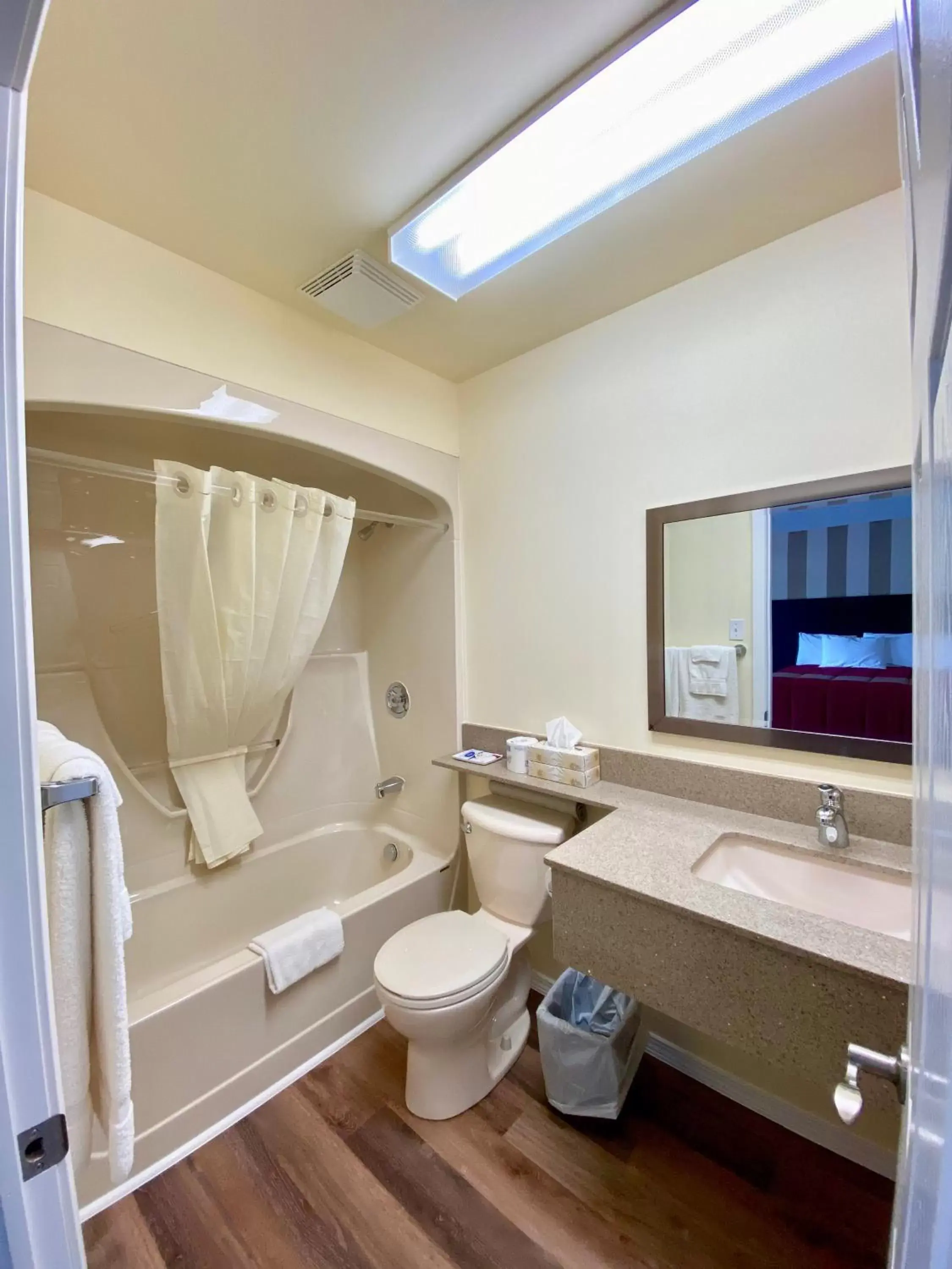 Double Room with Two Double Beds in Colonial House Motor Inn Double Room with Two Double Beds in Colonial House Motor Inn