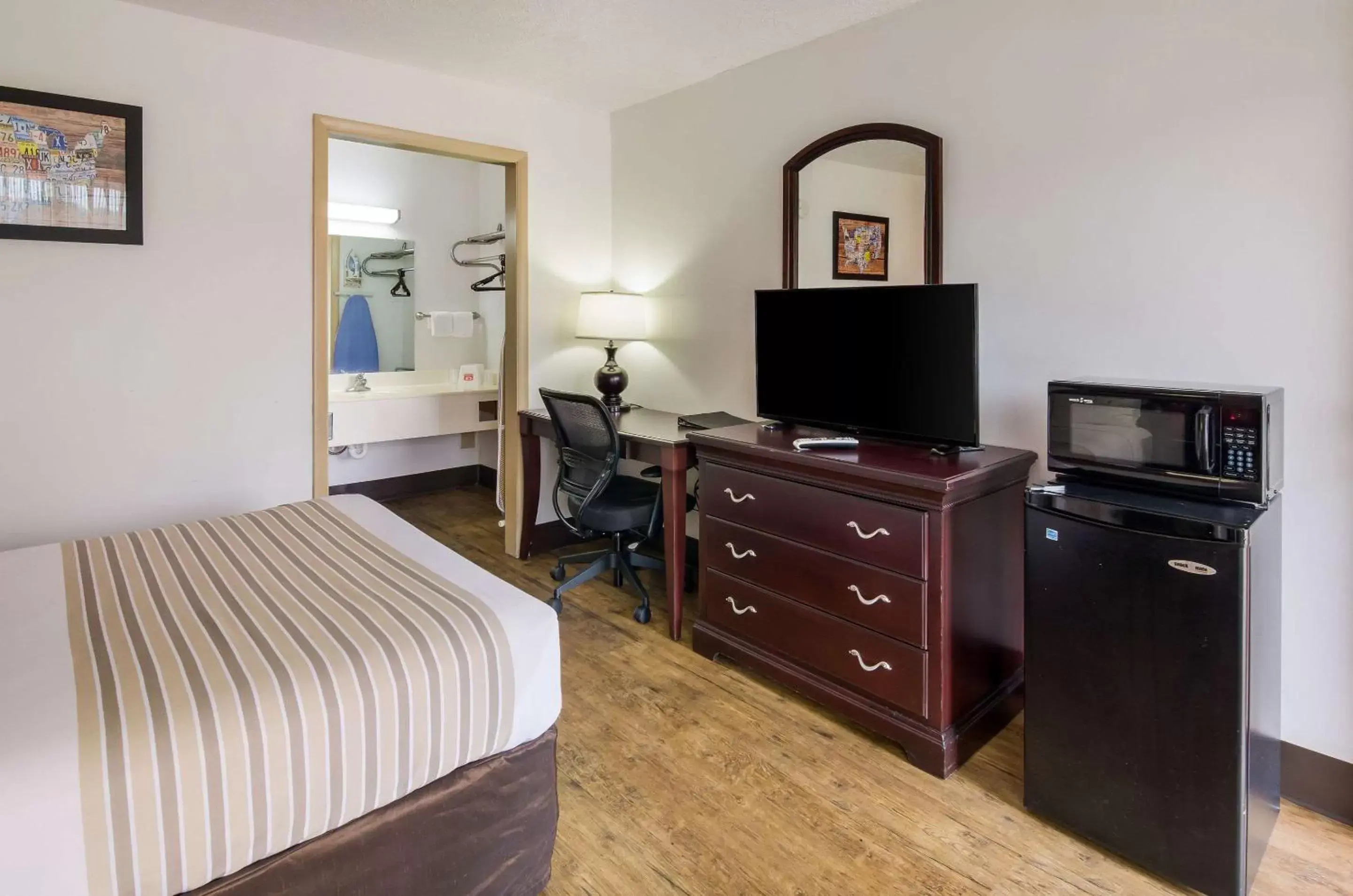 Standard Queen Room- Non Smoking in Econo Lodge Marion I-81 Standard Queen Room- Non Smoking in Econo Lodge Marion I-81