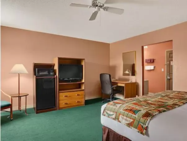 King Room - Non-Smoking in Baymont by Wyndham Sullivan King Room - Non-Smoking in Baymont by Wyndham Sullivan