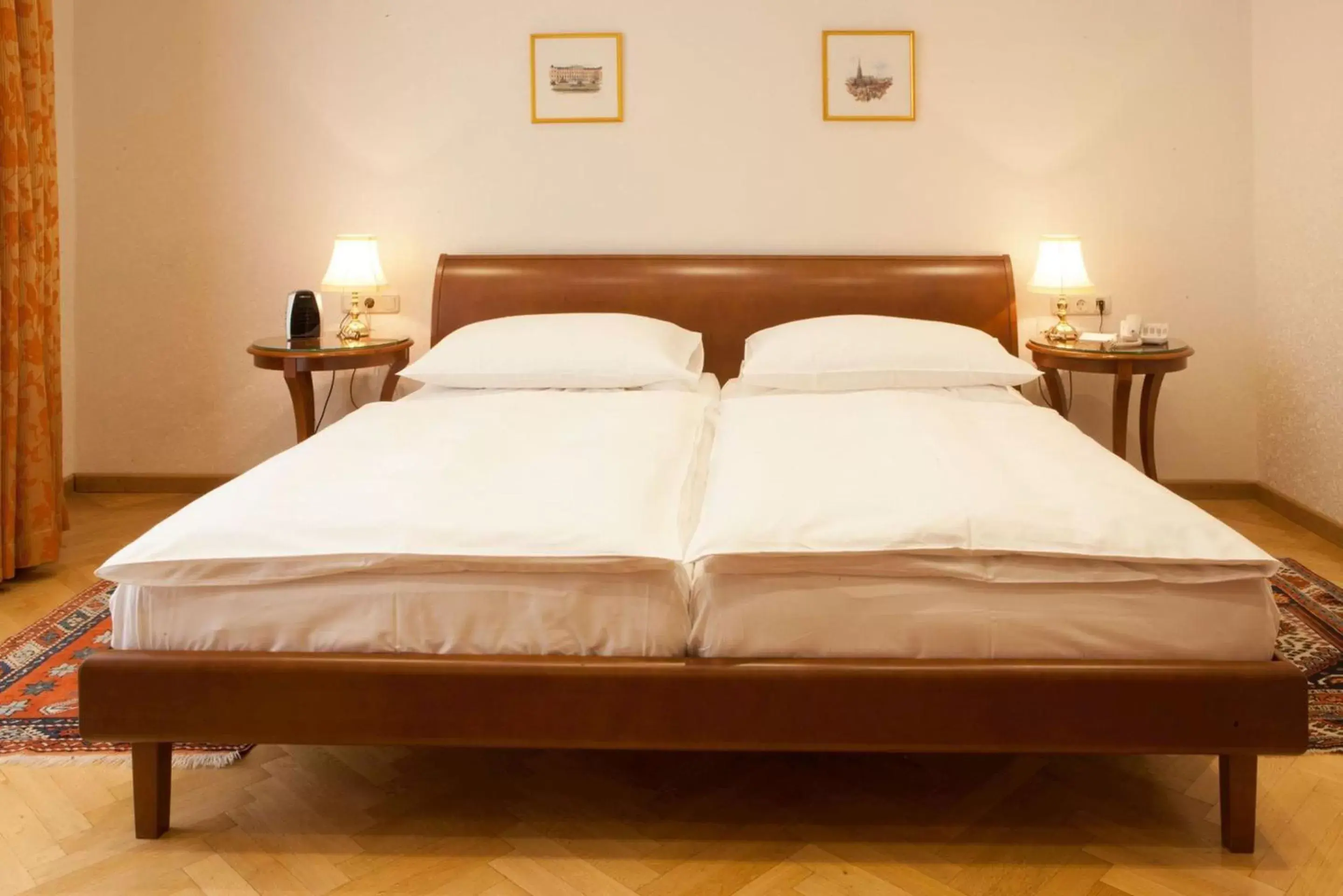 Double Room in Hotel Kaiserin Elisabeth Double Room in Hotel Kaiserin Elisabeth