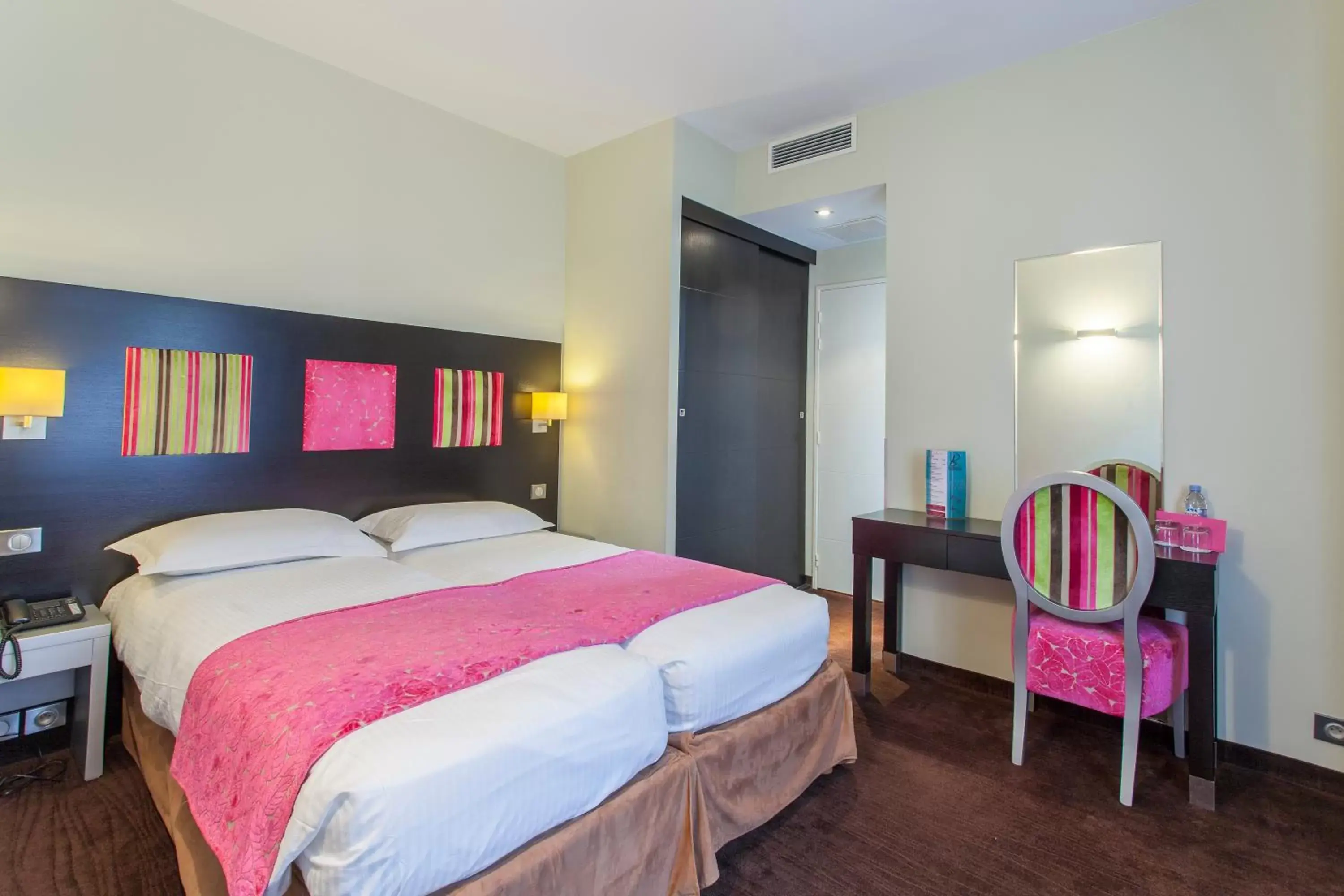 Standard Twin Room in Hôtel Baptistin Standard Twin Room in Hôtel Baptistin