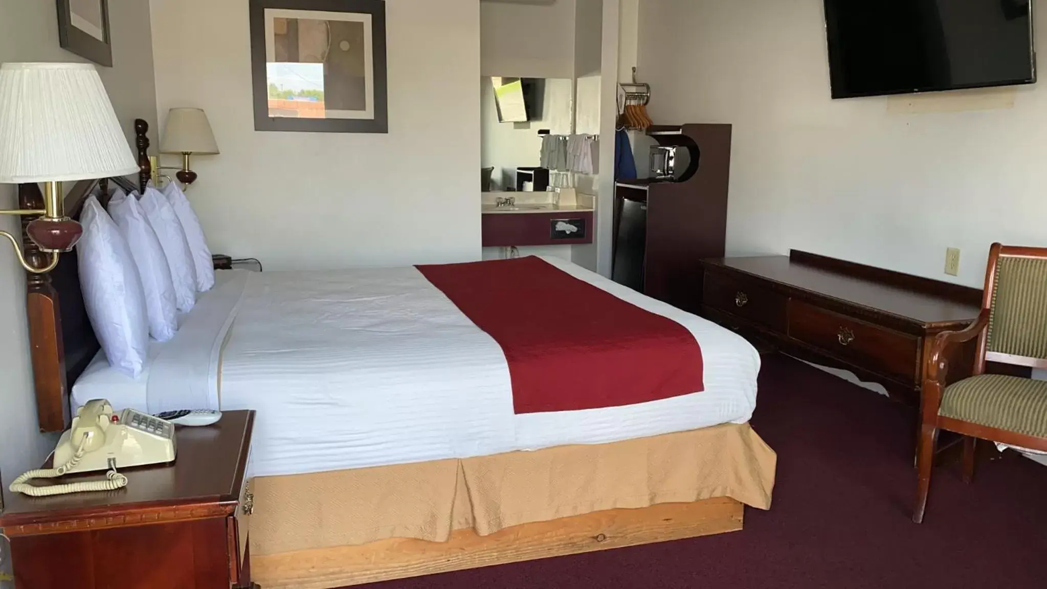 King Room - Non-Smoking in Royal Inn King Room - Non-Smoking in Royal Inn