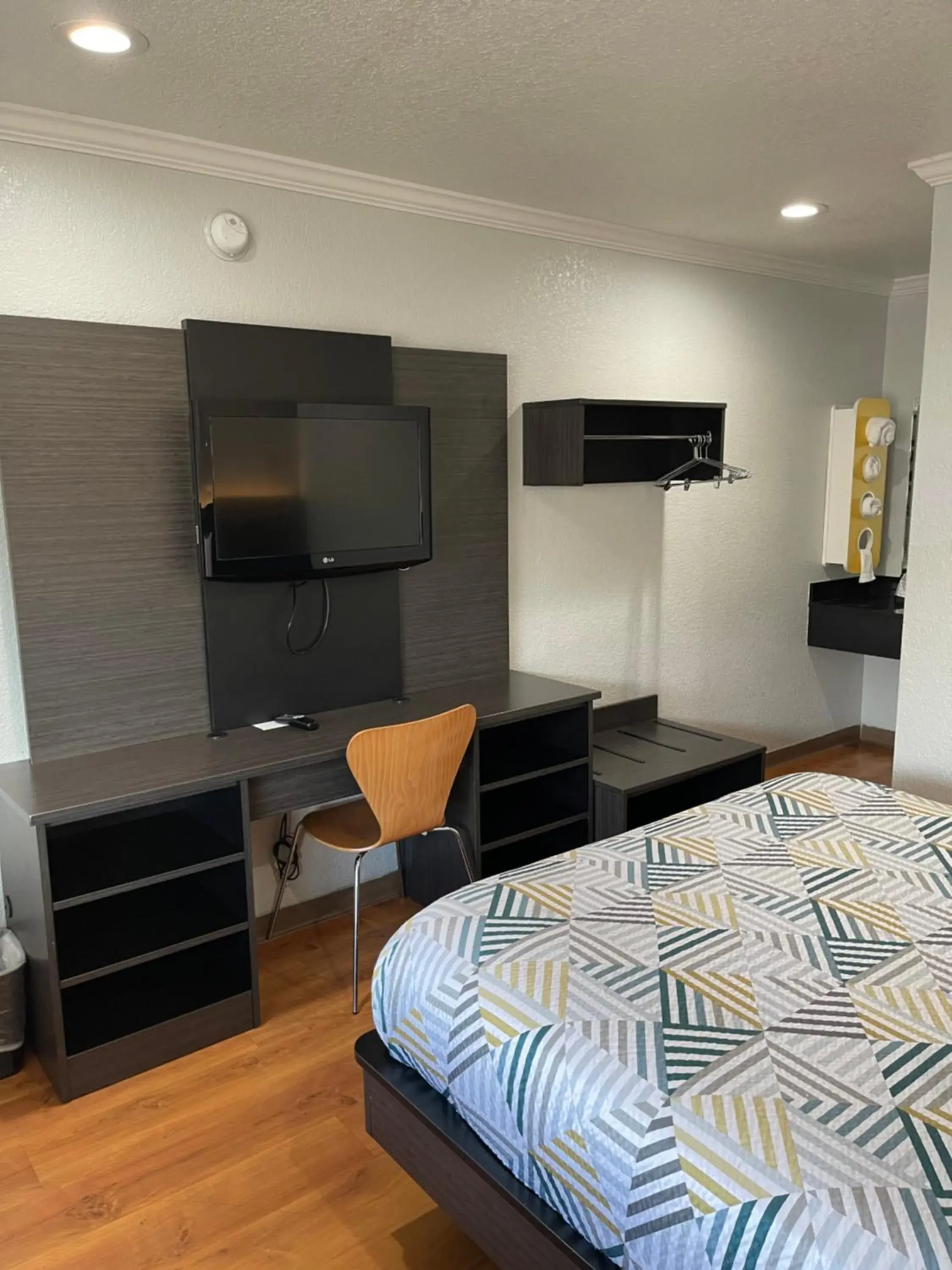 Queen Room in Motel 6 Sacramento, Ca - Downtown Queen Room in Motel 6 Sacramento, Ca - Downtown