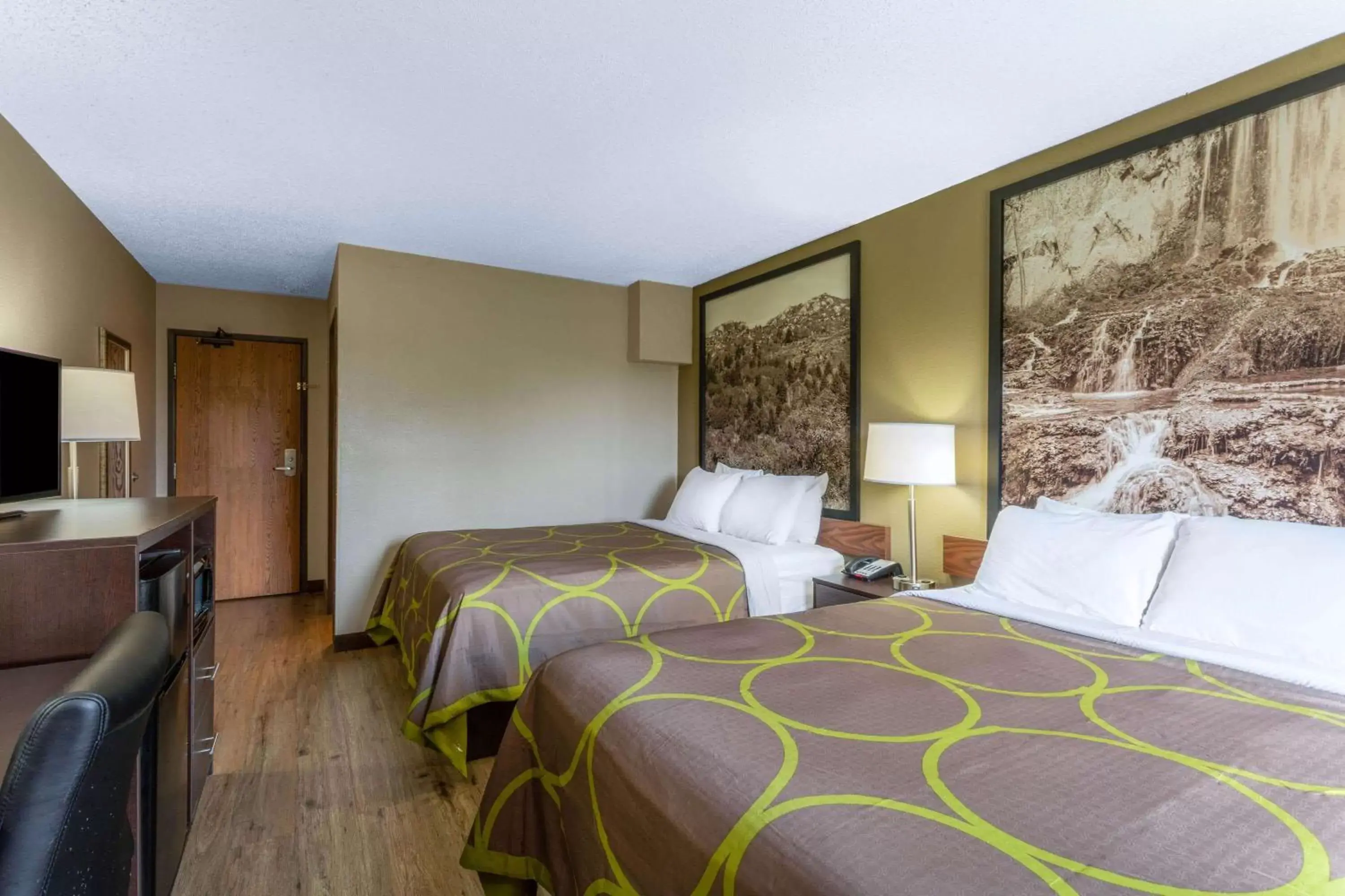 Queen Room with Two Queen Beds - Non-Smoking in Super 8 by Wyndham Abingdon VA Queen Room with Two Queen Beds - Non-Smoking in Super 8 by Wyndham Abingdon VA