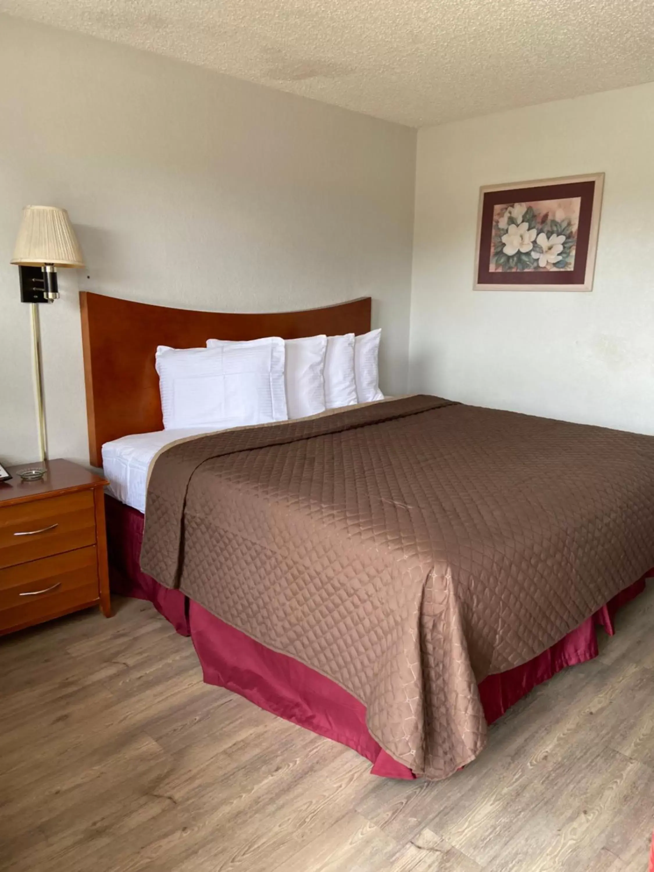 King Room- Smoking in Colonial Inn King Room- Smoking in Colonial Inn