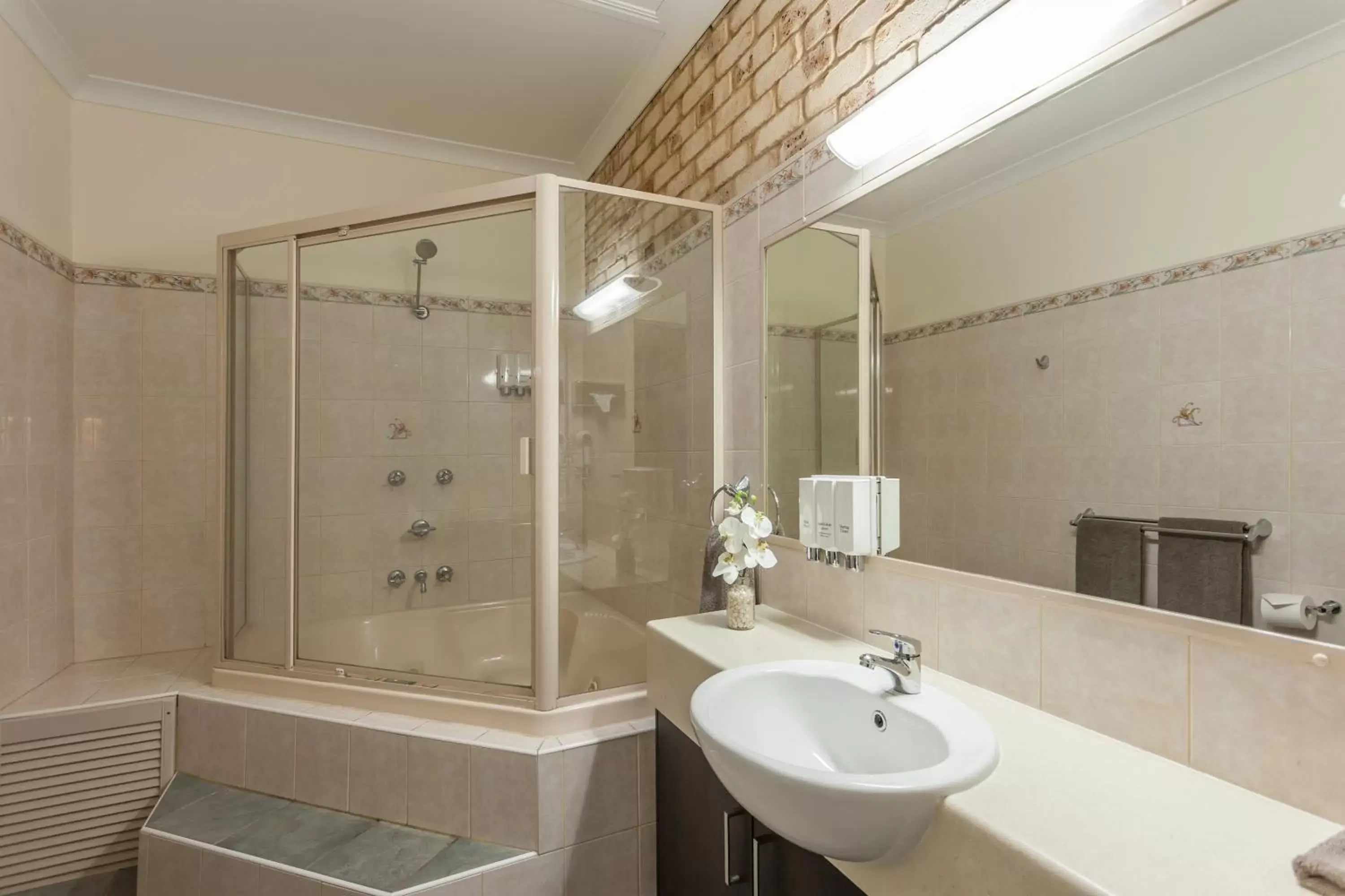 Standard Queen Room with Spa Bath in Highlander Motor Inn Standard Queen Room with Spa Bath in Highlander Motor Inn