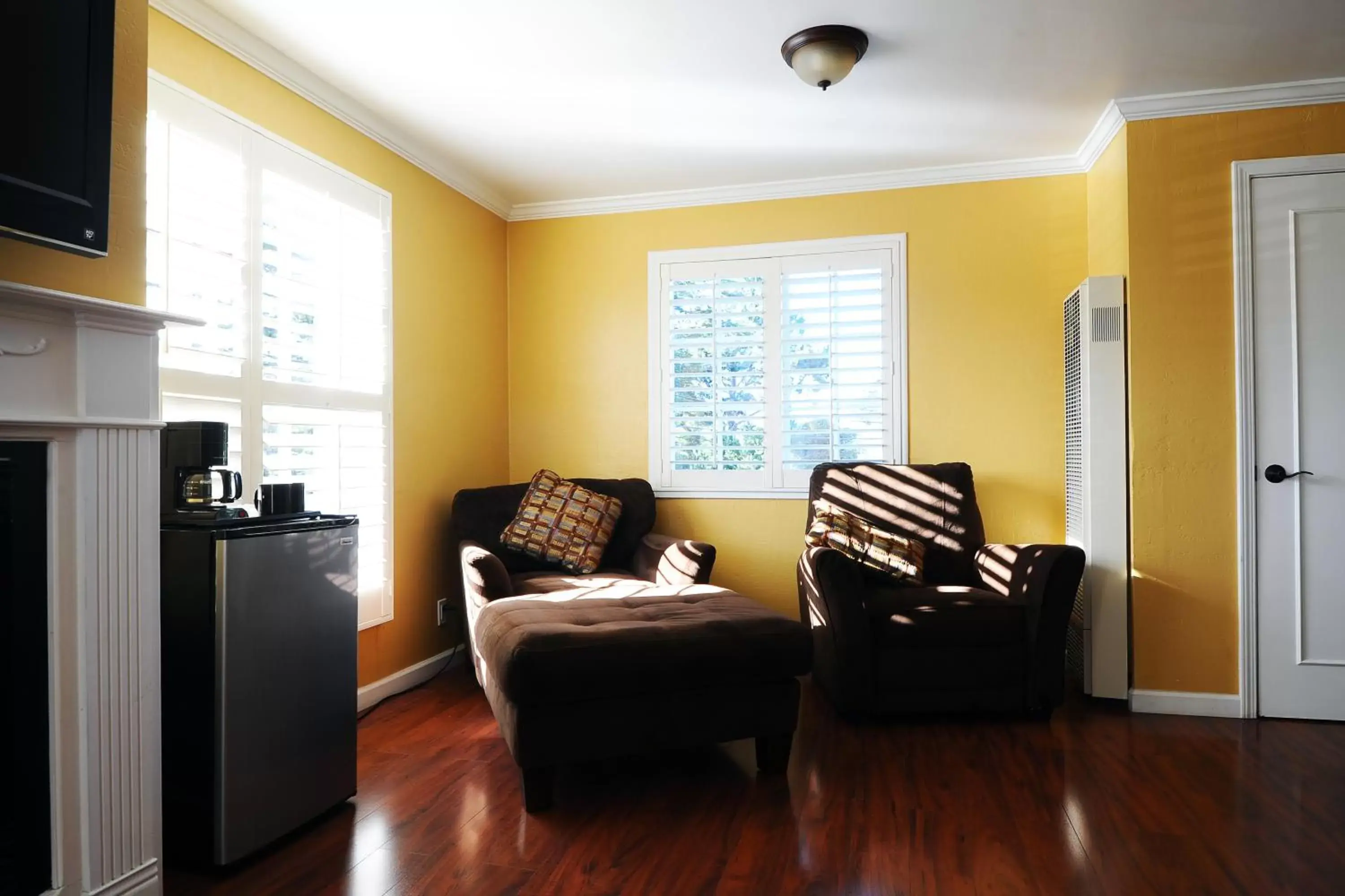 King Suite in Sunset Inn Pacific Grove King Suite in Sunset Inn Pacific Grove