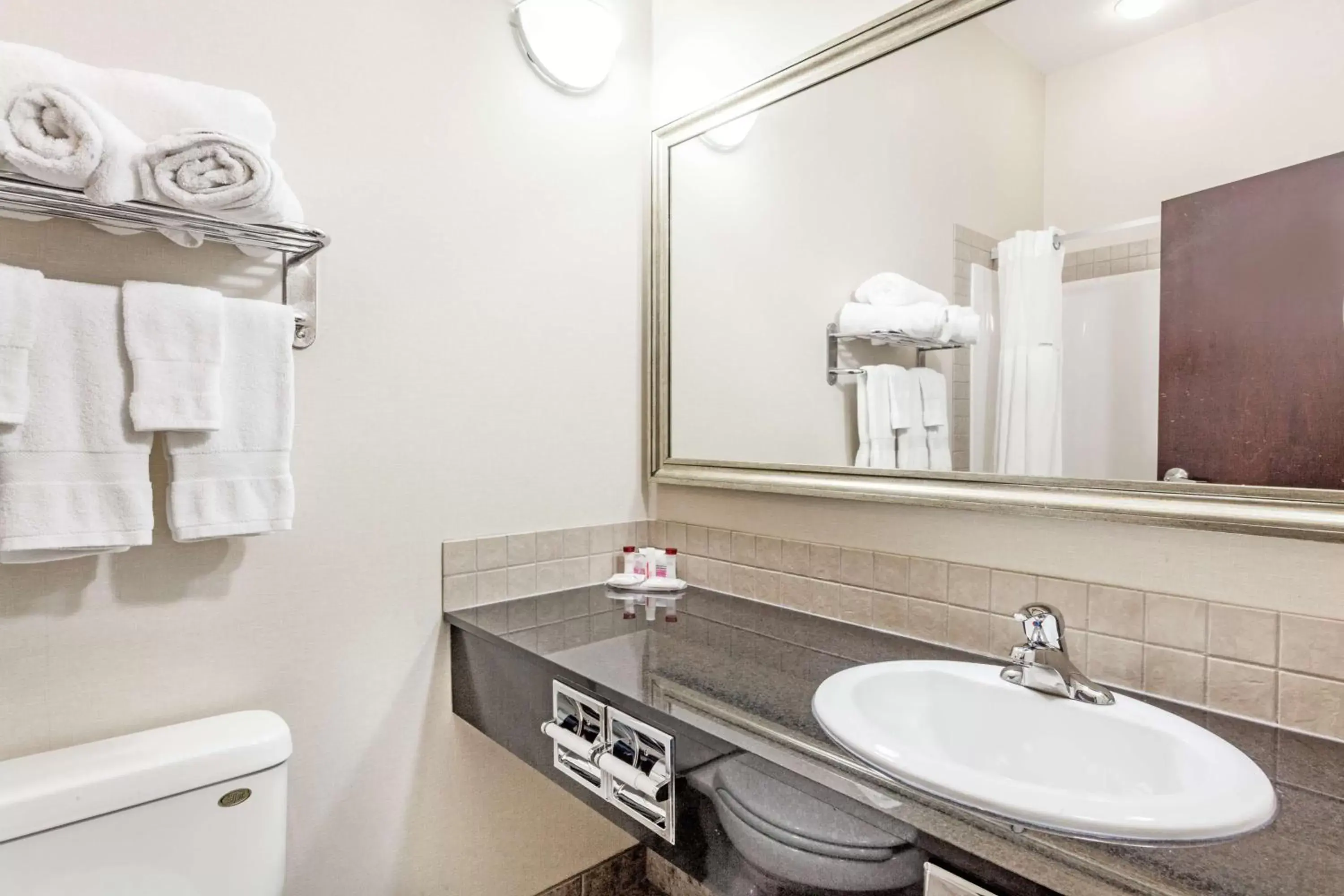 Deluxe King Suite in Ramada by Wyndham Drayton Valley Deluxe King Suite in Ramada by Wyndham Drayton Valley