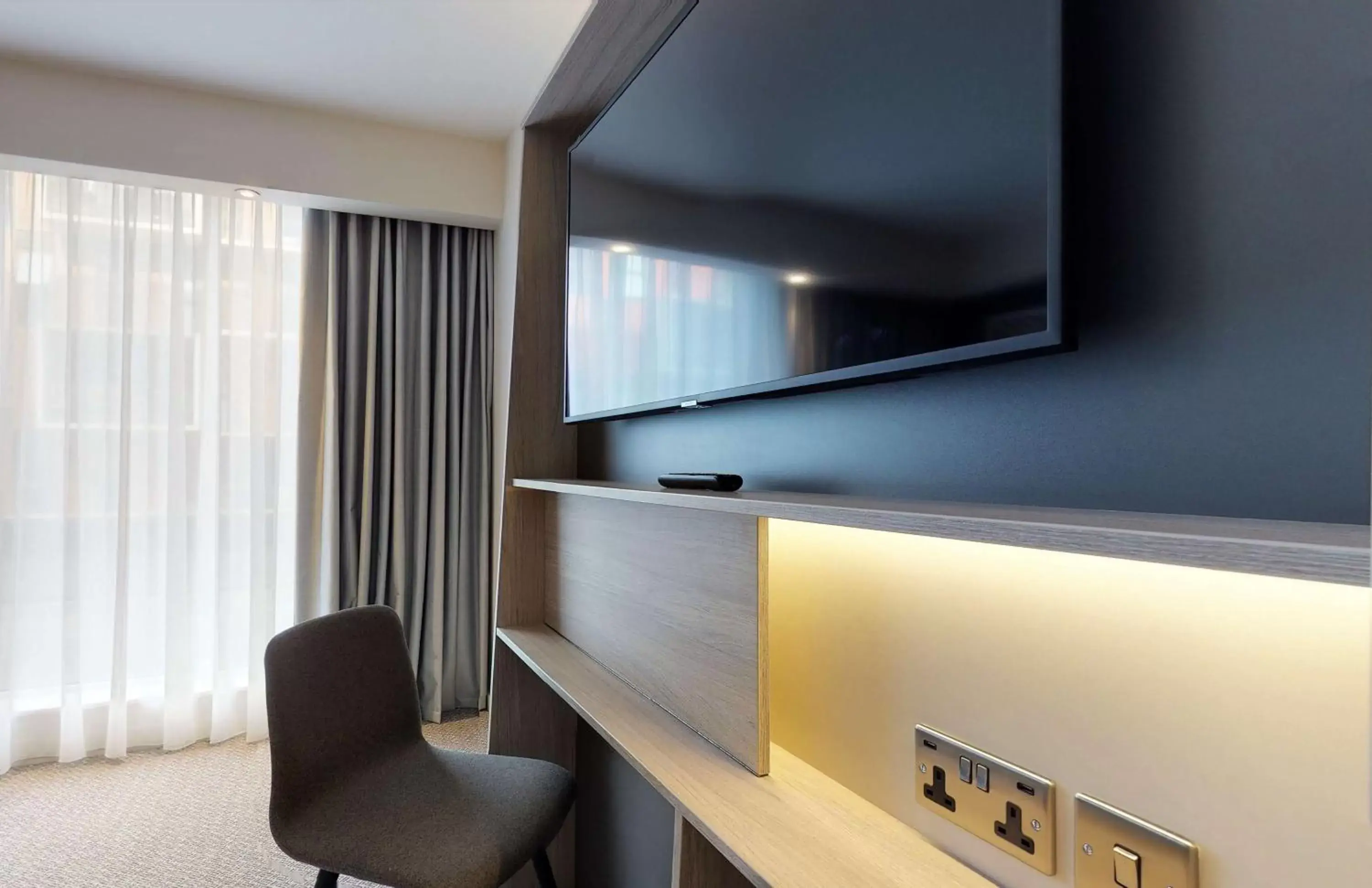 Queen Room with Sofa and City View in Hampton By Hilton Manchester Northern Quarter Queen Room with Sofa and City View in Hampton By Hilton Manchester Northern Quarter