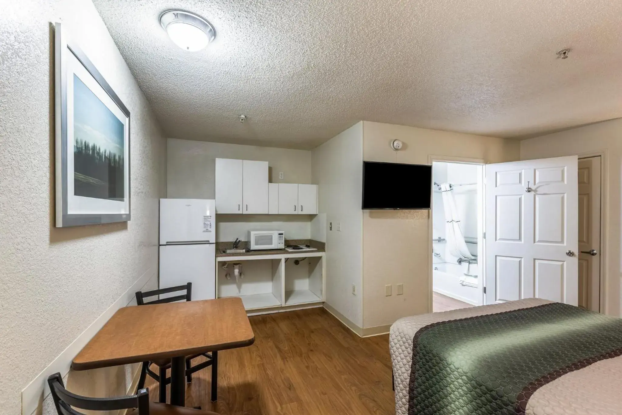 Studio Room with Two Double Beds Smoking in HomeTowne Studios by Red Roof Gainesville, GA Studio Room with Two Double Beds Smoking in HomeTowne Studios by Red Roof Gainesville, GA