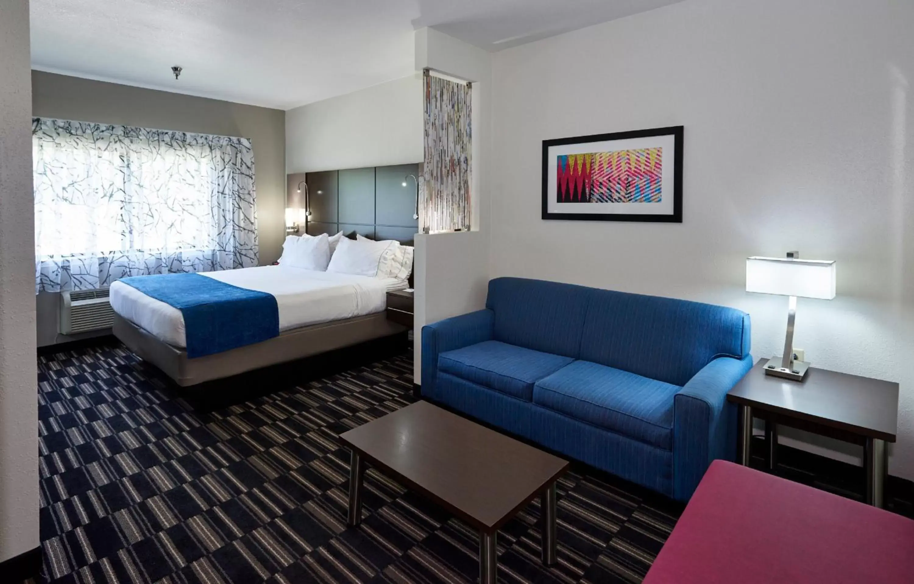 Standard King Room with Sofa Bed in Holiday Inn Express & Suites Birmingham South - Pelham by IHG Standard King Room with Sofa Bed in Holiday Inn Express & Suites Birmingham South - Pelham by IHG