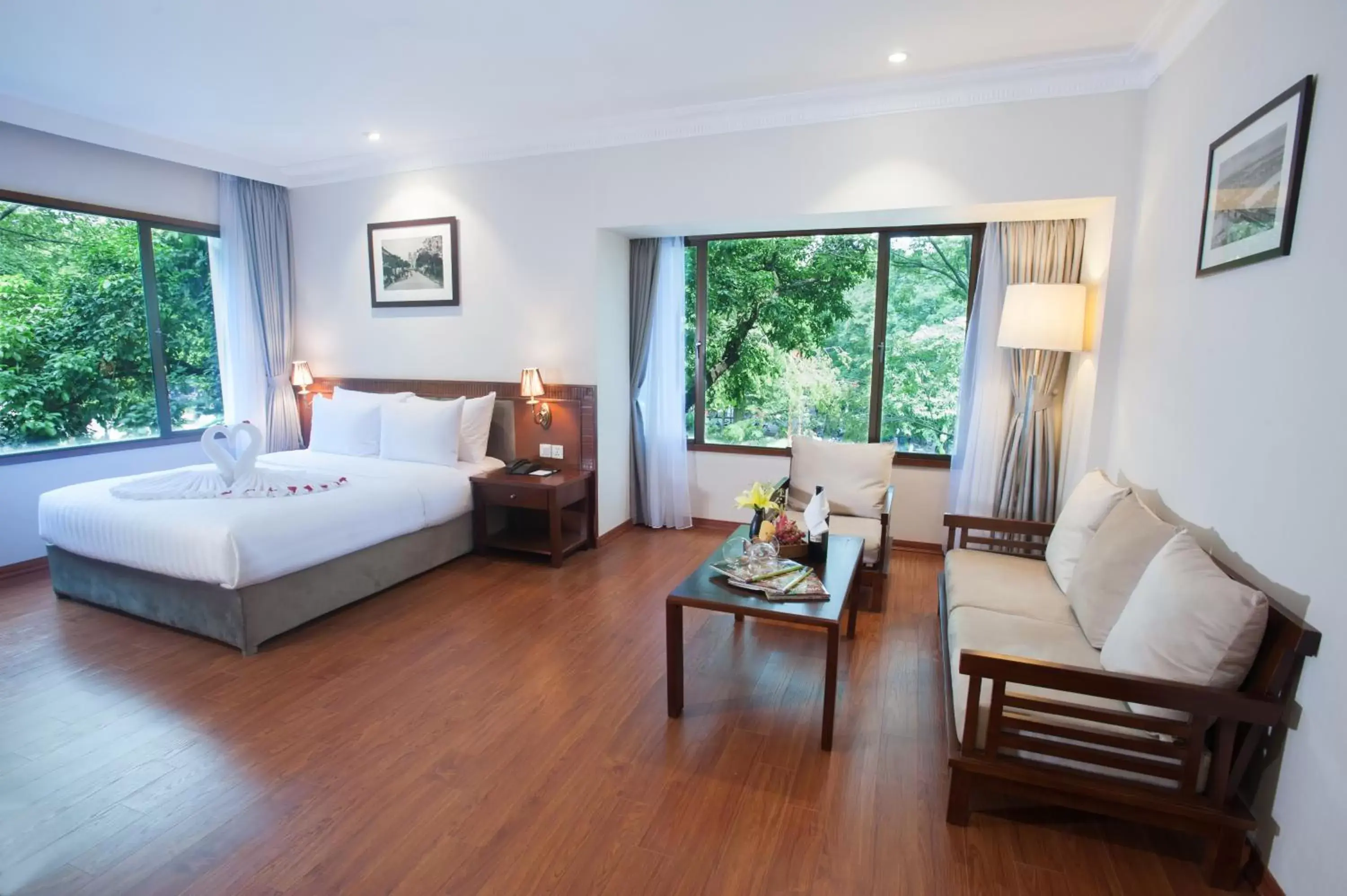 Junior Suite with Park View in Mon Regency Hotel Junior Suite with Park View in Mon Regency Hotel