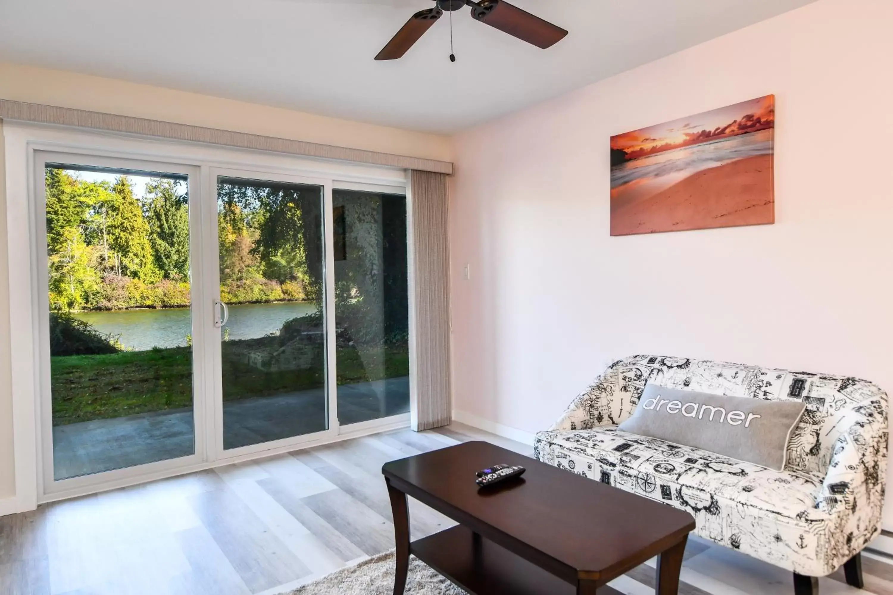 One-Bedroom Apartment in Chateau Riverside One-Bedroom Apartment in Chateau Riverside