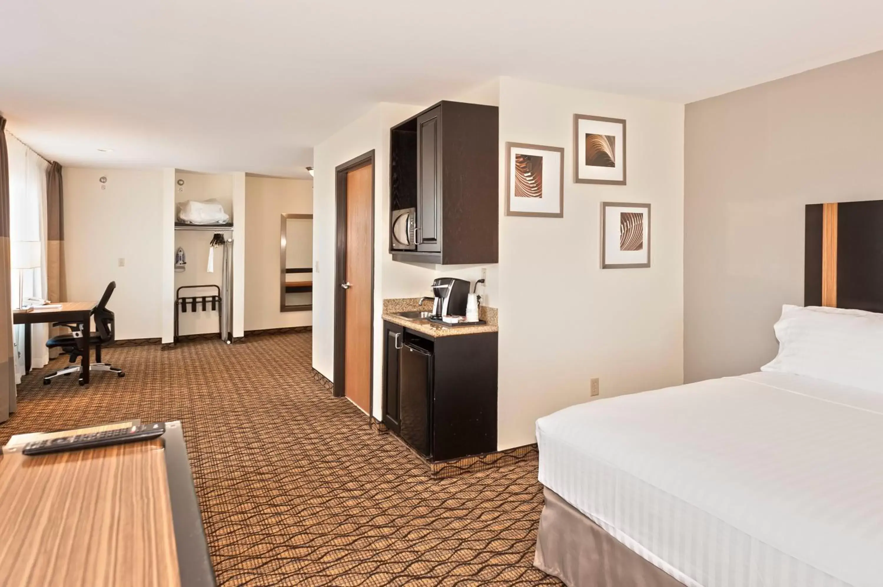 Executive Queen Suite with Two Queen Beds - Non-Smoking in Holiday Inn Express Hotel & Suites Chanhassen, an IHG Hotel Executive Queen Suite with Two Queen Beds - Non-Smoking in Holiday Inn Express Hotel & Suites Chanhassen, an IHG Hotel