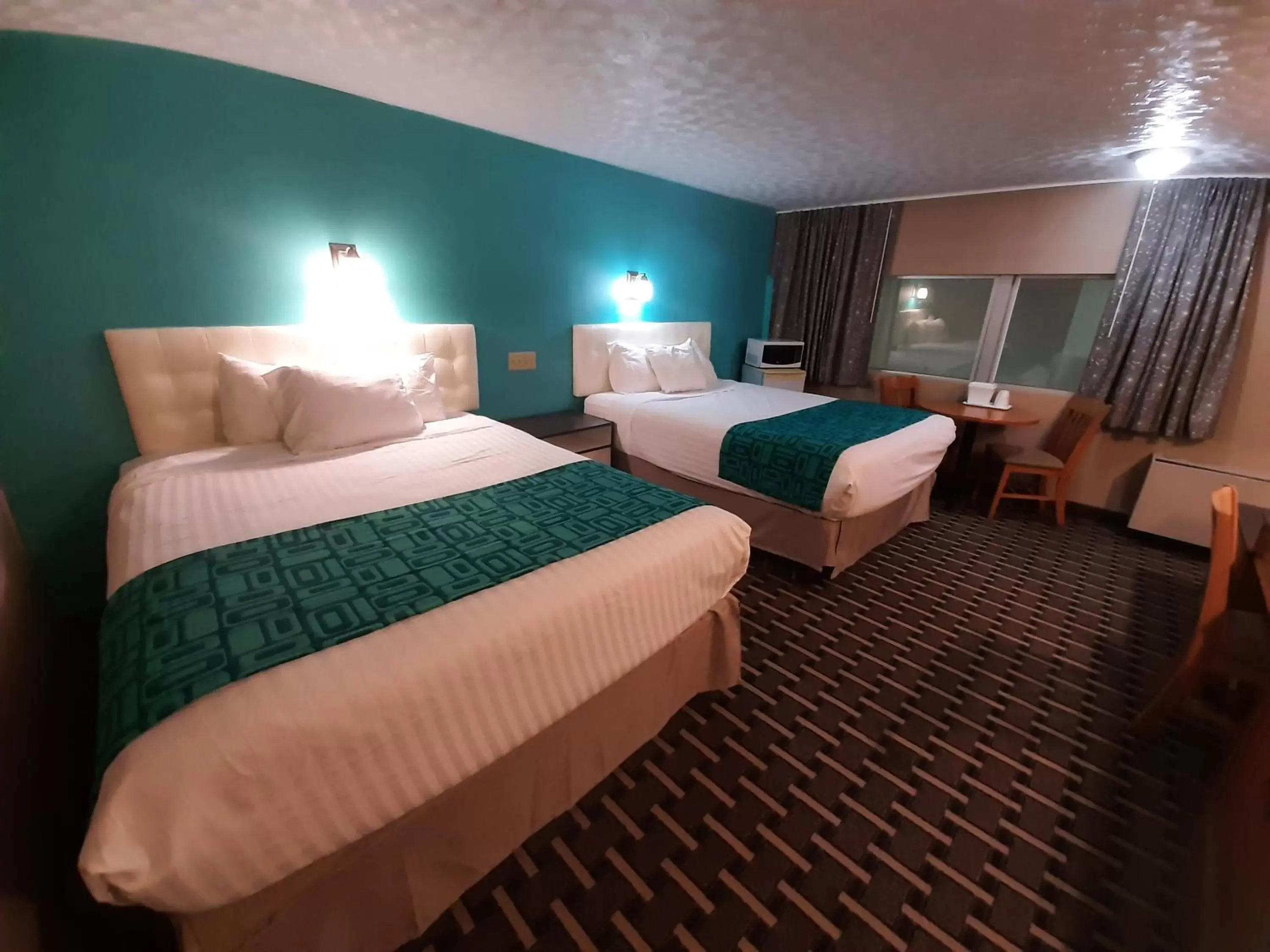 Deluxe Queen Room with Two Queen Beds - Non-Smoking in Howard Johnson by Wyndham Woodstock NB Deluxe Queen Room with Two Queen Beds - Non-Smoking in Howard Johnson by Wyndham Woodstock NB