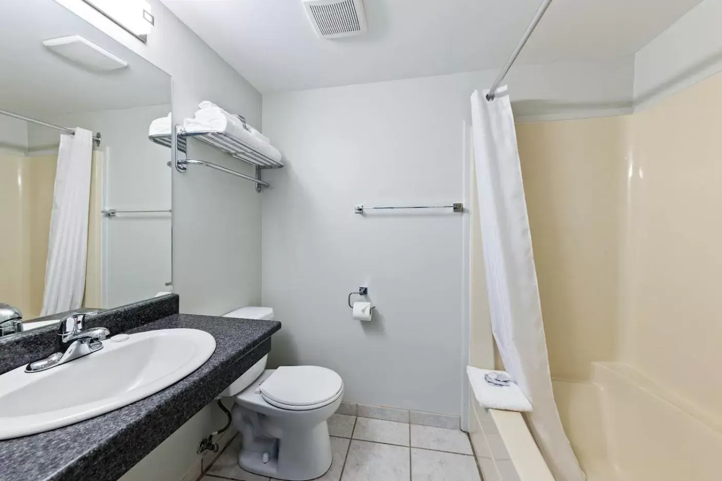 Queen Room in The Vista Inn Queen Room in The Vista Inn