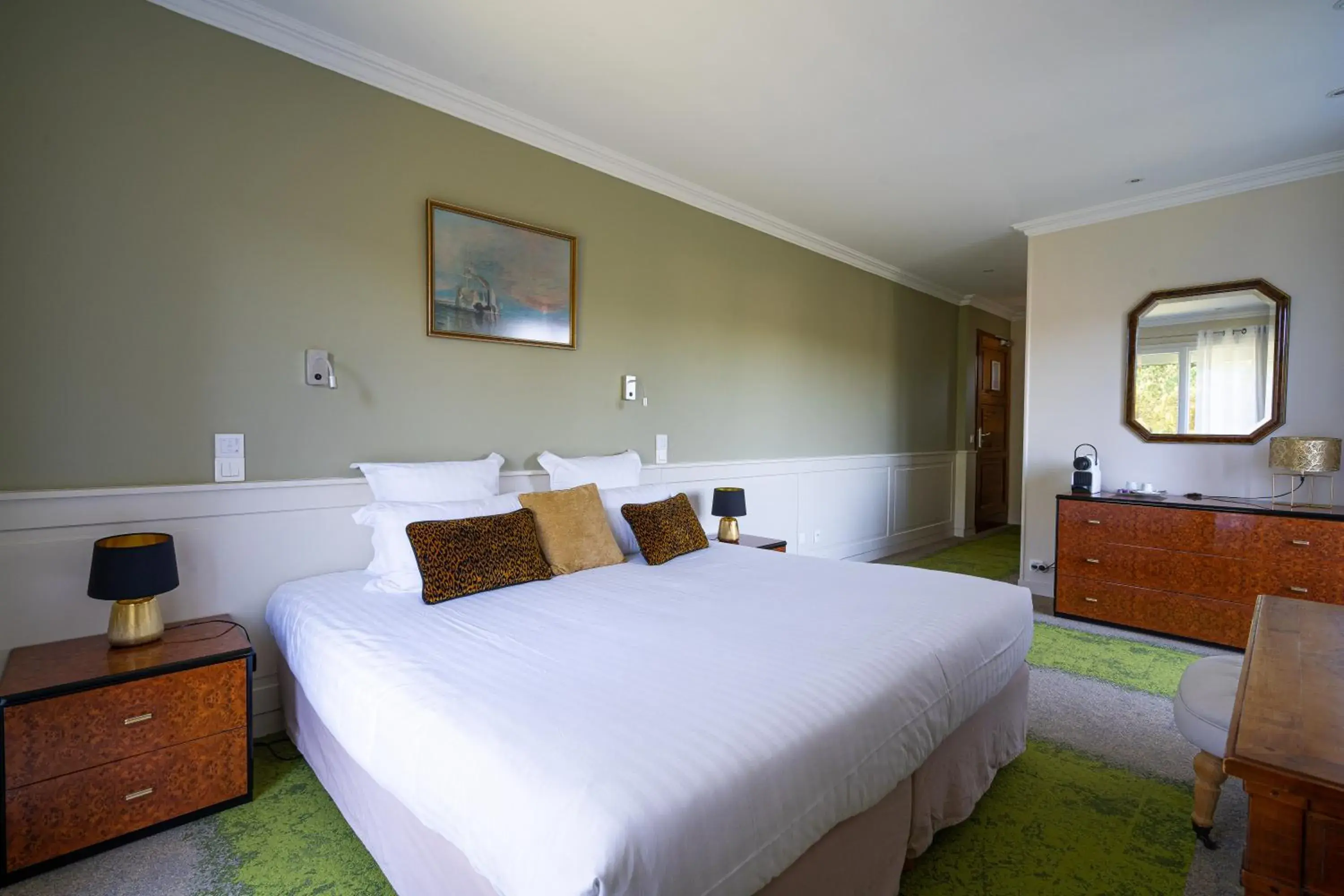 Superior Double Room with Garden View in Hotel The Originals Residence de Rohan (EX RELAIS DU SILENCE) Superior Double Room with Garden View in Hotel The Originals Residence de Rohan (EX RELAIS DU SILENCE)