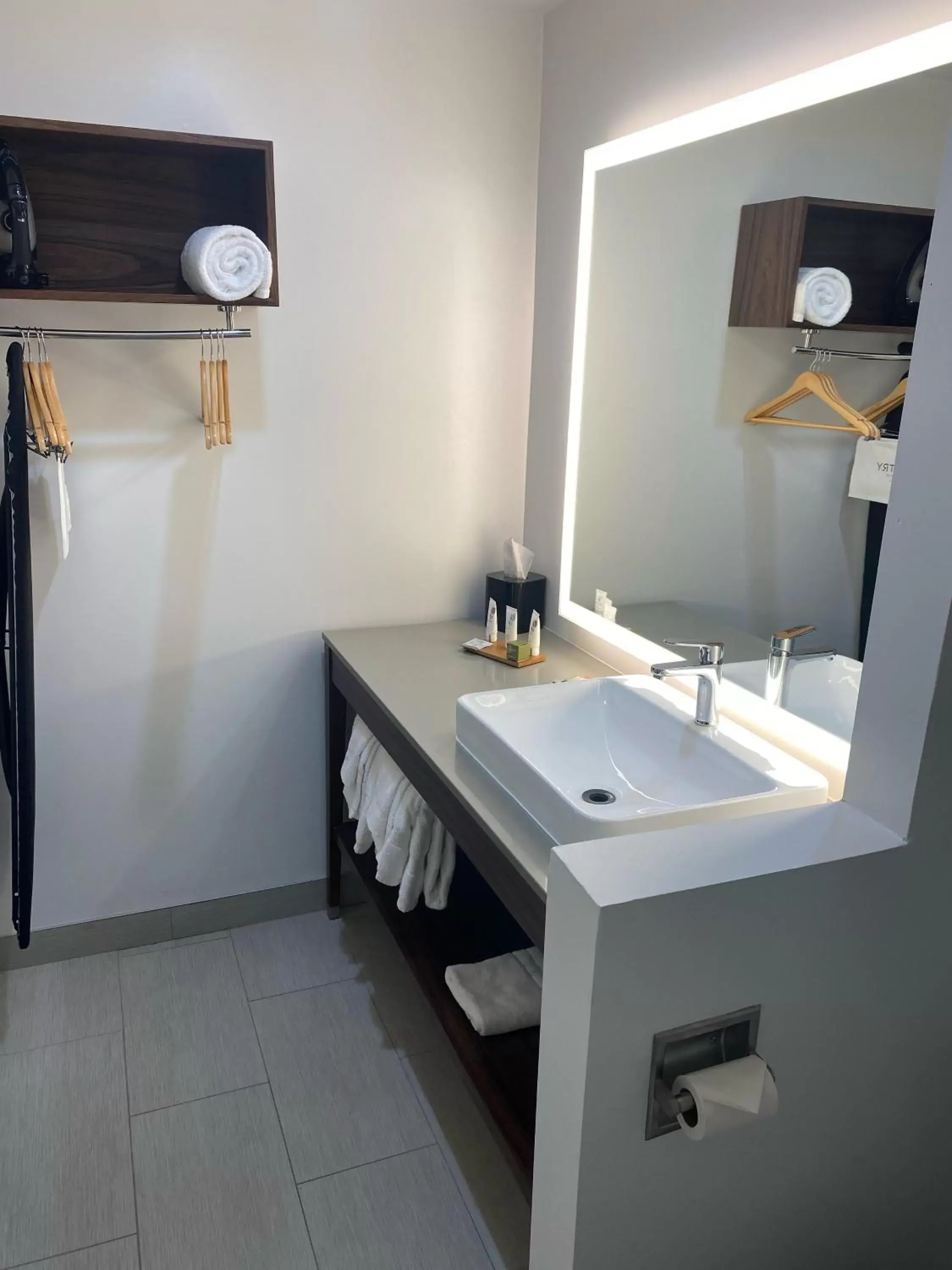 Queen Room - Non Smoking in Country Inn & Suites by Radisson, Vallejo Napa Valley, CA Queen Room - Non Smoking in Country Inn & Suites by Radisson, Vallejo Napa Valley, CA