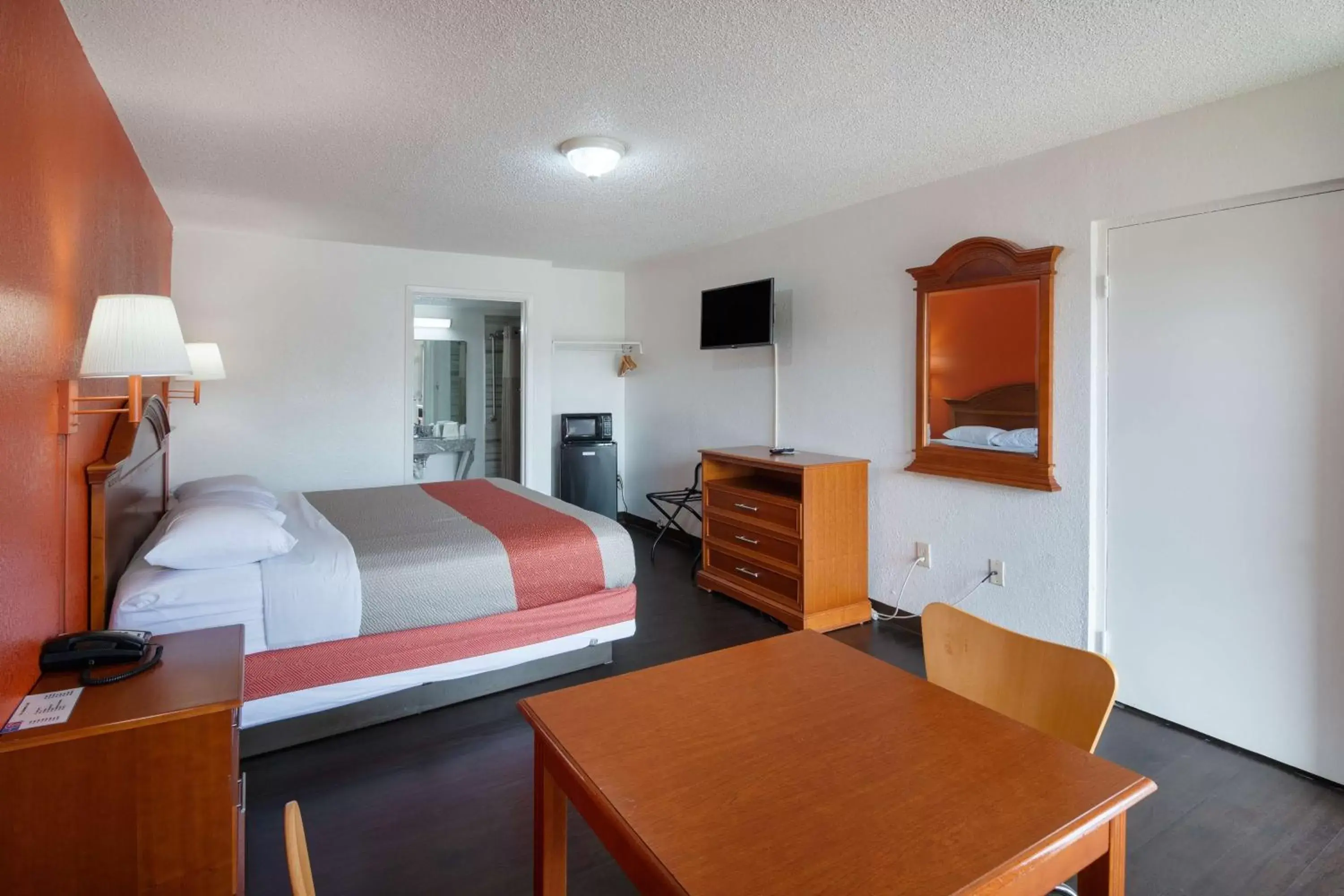 King Room with Roll-in Shower - Disability Access - Non-Smoking in Motel 6-Montgomery, AL - Coliseum King Room with Roll-in Shower - Disability Access - Non-Smoking in Motel 6-Montgomery, AL - Coliseum