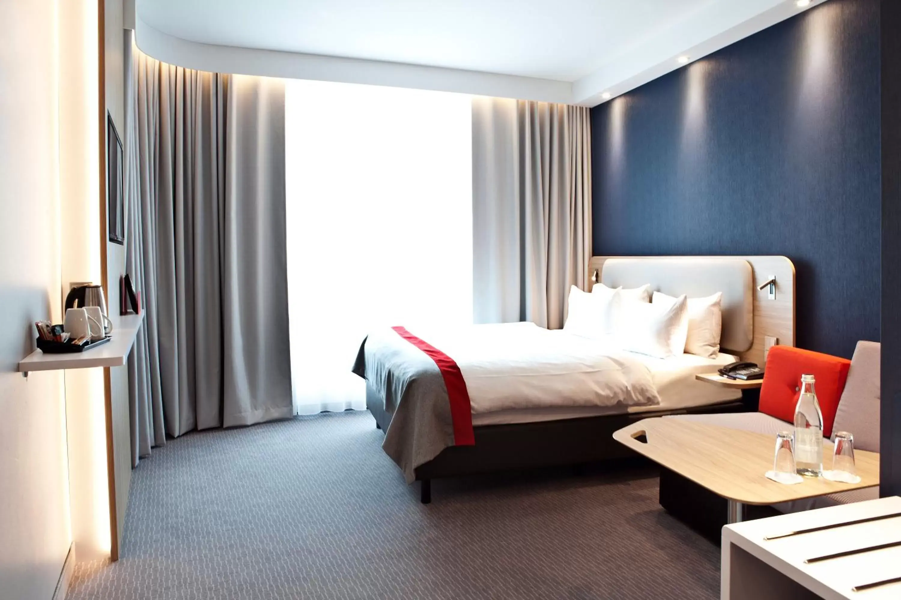 Double Room - Accessible with Roll-in Shower in Holiday Inn Express Frankfurt Airport - Raunheim, an IHG Hotel Double Room - Accessible with Roll-in Shower in Holiday Inn Express Frankfurt Airport - Raunheim, an IHG Hotel