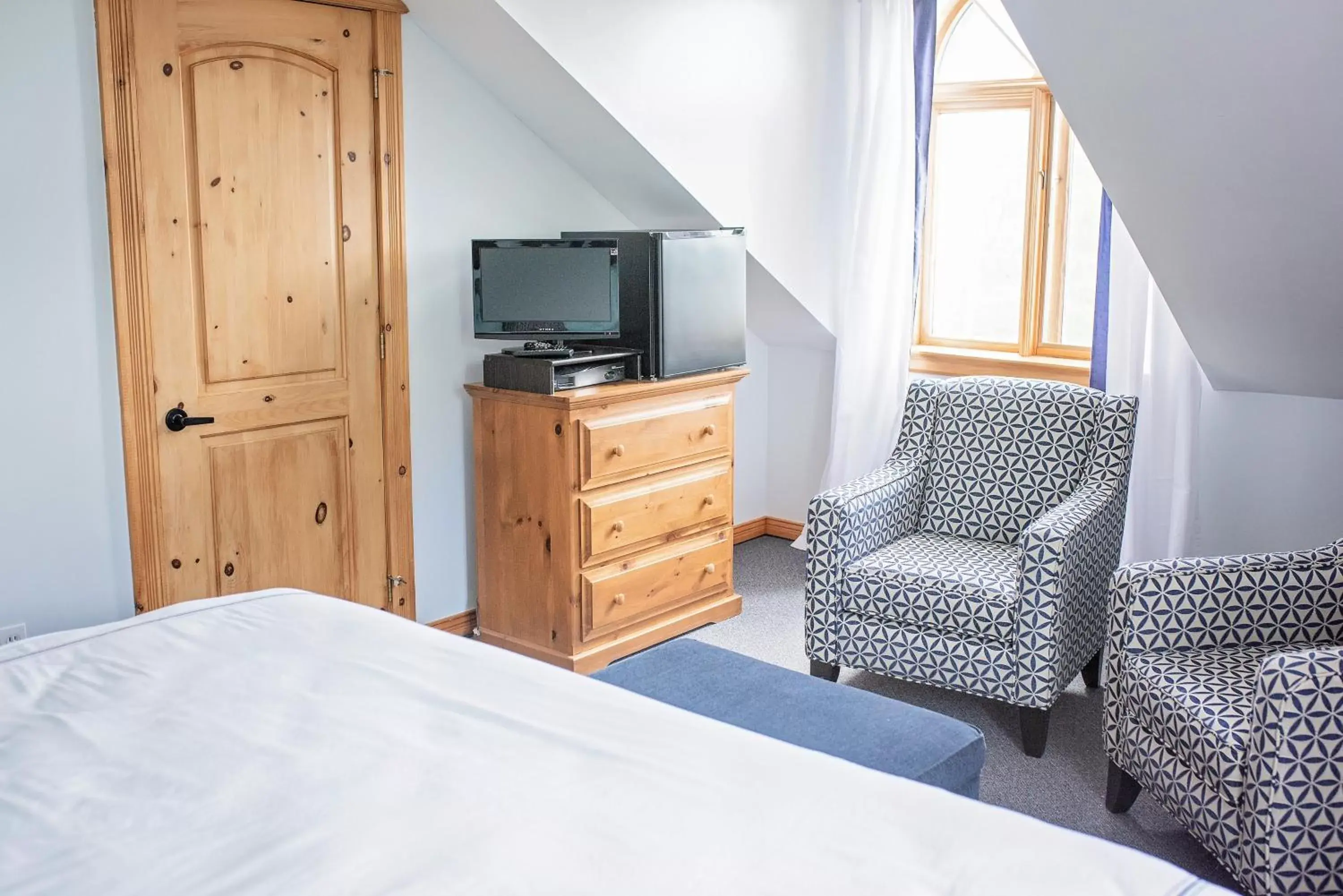 King Room with Lake View in Rock Hill Bed & Breakfast King Room with Lake View in Rock Hill Bed & Breakfast