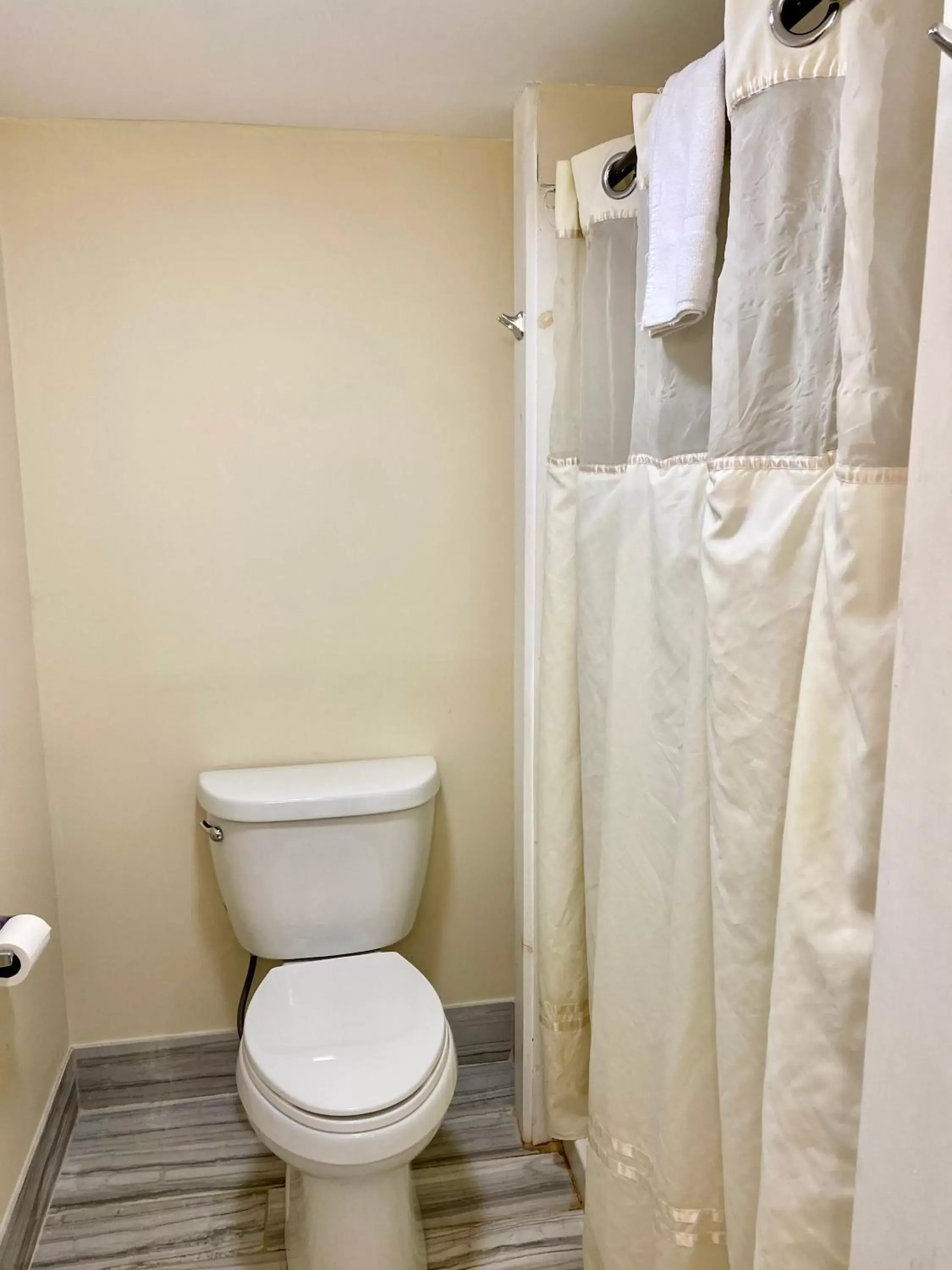 1 King Bed, One-Bedroom Cottage Suite, Non-Smoking in Days Inn by Wyndham Lincoln 1 King Bed, One-Bedroom Cottage Suite, Non-Smoking in Days Inn by Wyndham Lincoln