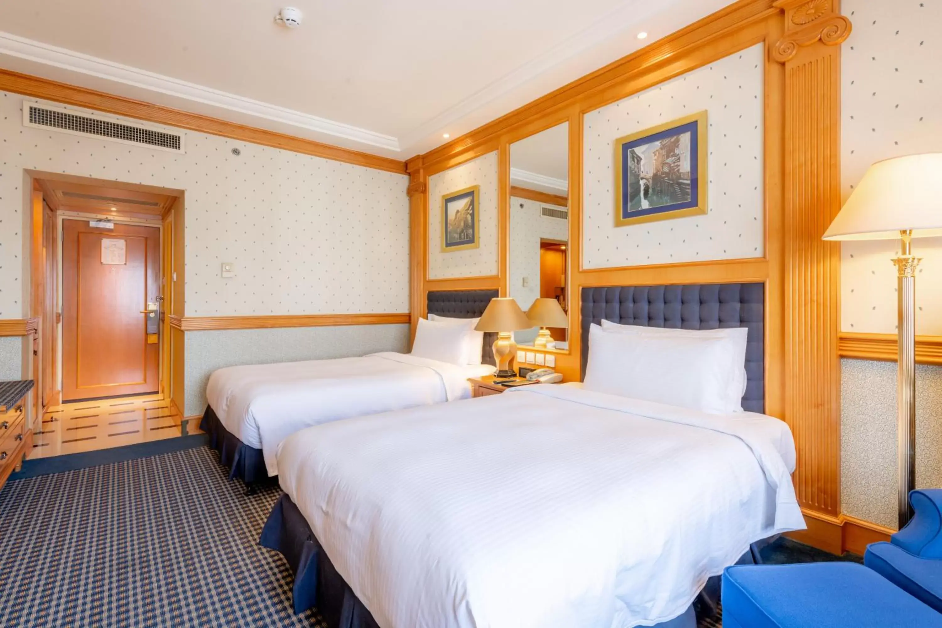 Standard Twin Room with Lounge Access in Crowne Plaza Shanghai, an IHG Hotel Standard Twin Room with Lounge Access in Crowne Plaza Shanghai, an IHG Hotel