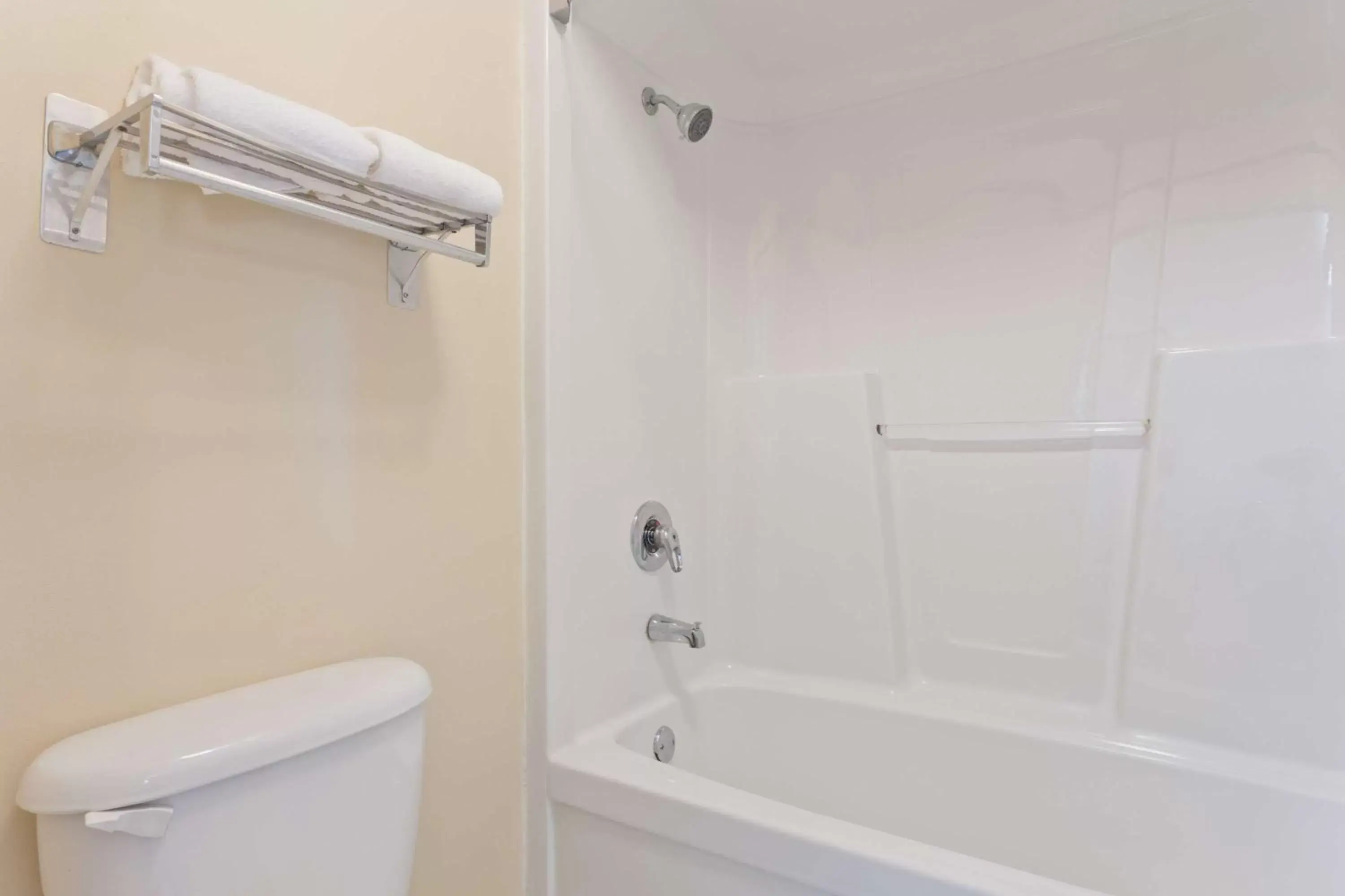 King Room - Non-Smoking in Super 8 by Wyndham Franklin Hwy 31 King Room - Non-Smoking in Super 8 by Wyndham Franklin Hwy 31