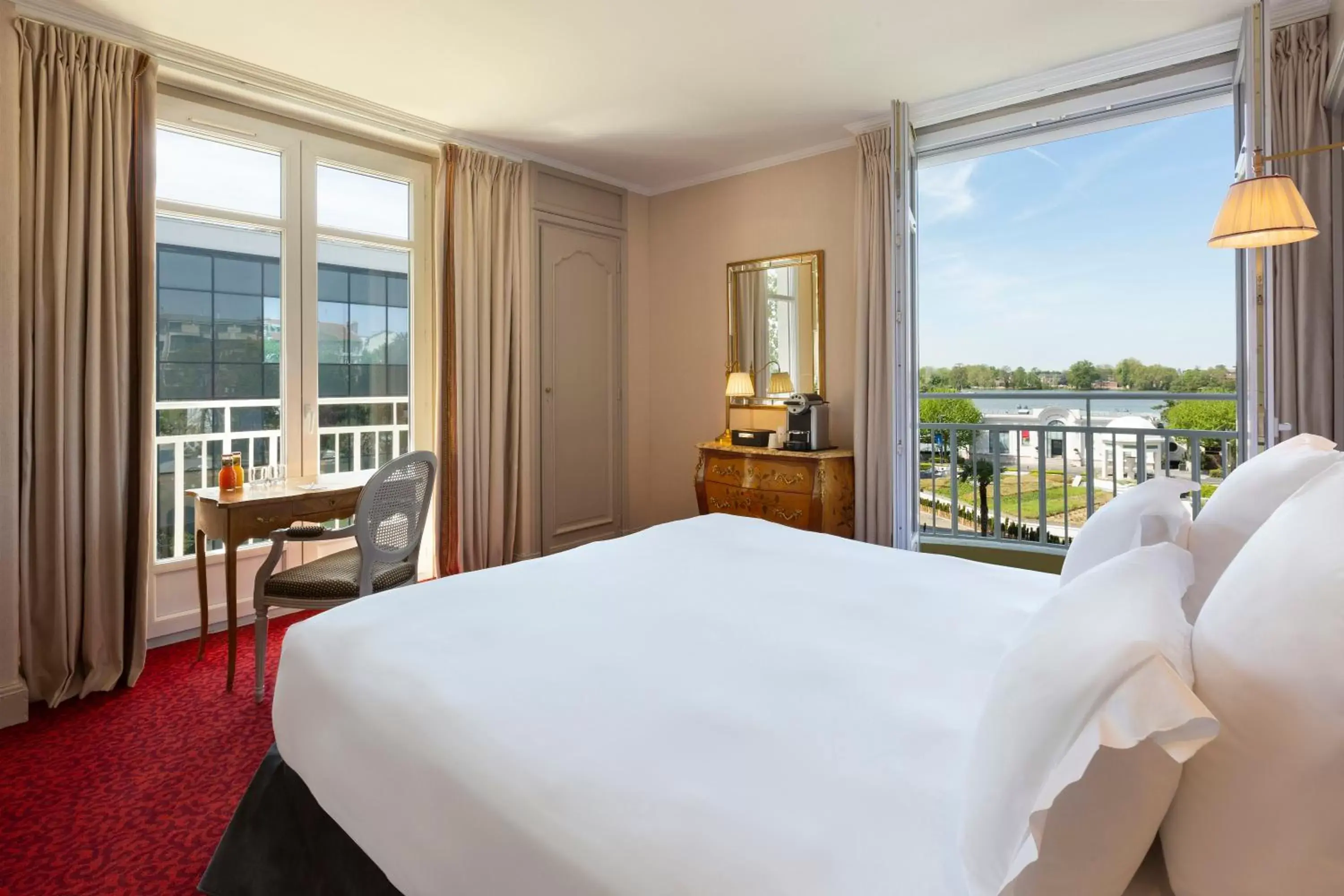 Deluxe Room with balcony Lake Side with Casino & Spa Access in Hôtel Barrière le Grand Hôtel Enghien-les-Bains Deluxe Room with balcony Lake Side with Casino & Spa Access in Hôtel Barrière le Grand Hôtel Enghien-les-Bains