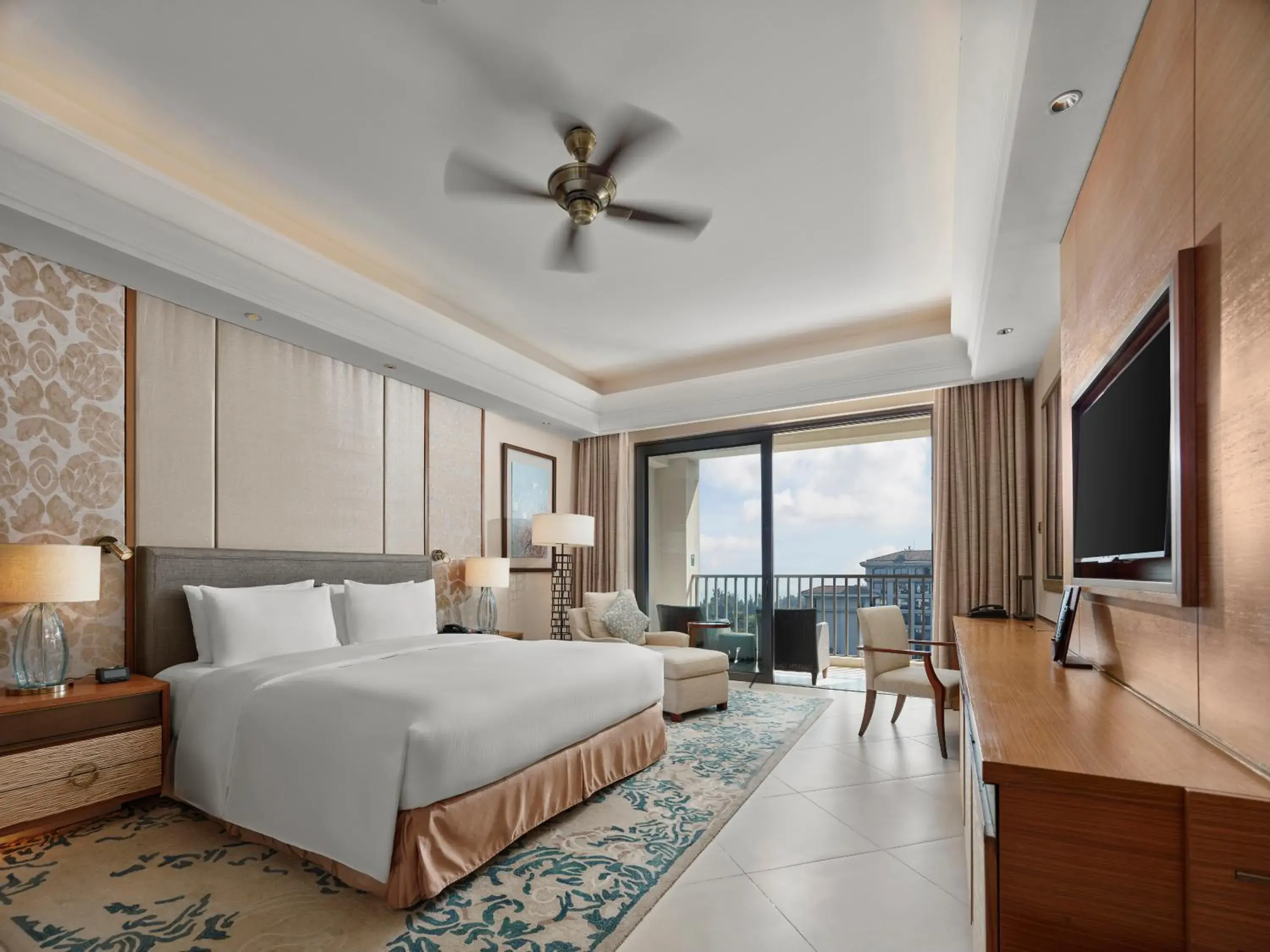 King Executive Room in Hilton Haikou Meilan - Beachfront Hotel King Executive Room in Hilton Haikou Meilan - Beachfront Hotel