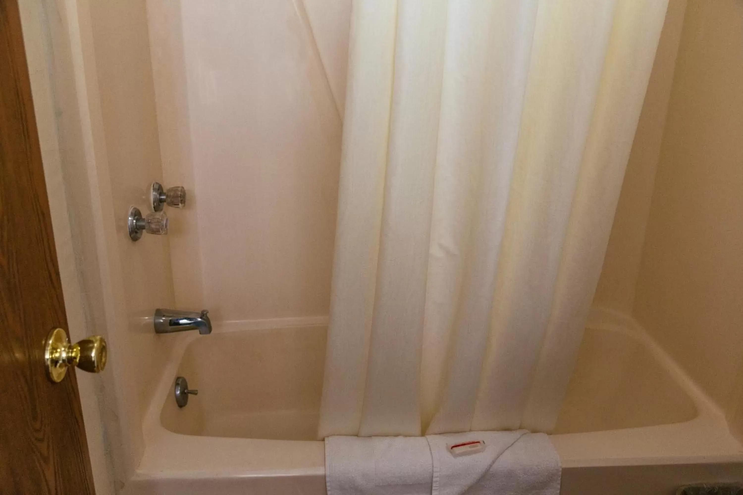 Queen Room - Non-Smoking in Red Carpet Inn Pulaski Queen Room - Non-Smoking in Red Carpet Inn Pulaski