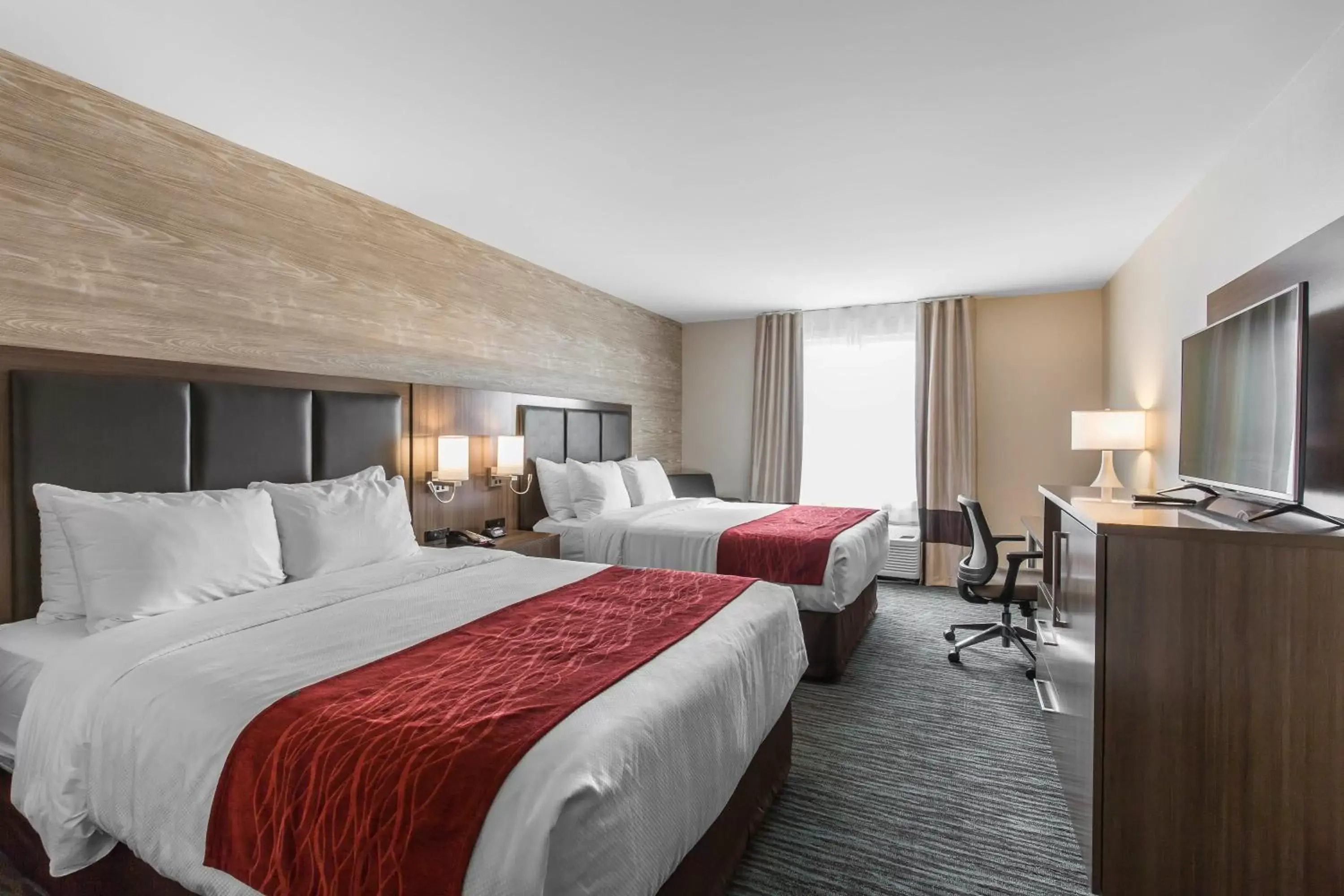 Queen Room with Two Queen Beds and Bath Tub in Comfort Inn & Suites Airport North Queen Room with Two Queen Beds and Bath Tub in Comfort Inn & Suites Airport North