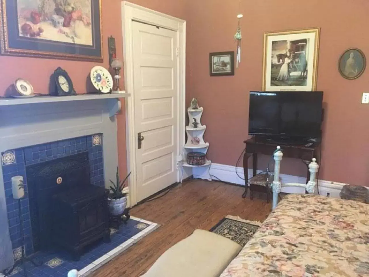 TV/Entertainment Center in Inn Upon Moon River Plantation TV/Entertainment Center in Inn Upon Moon River Plantation