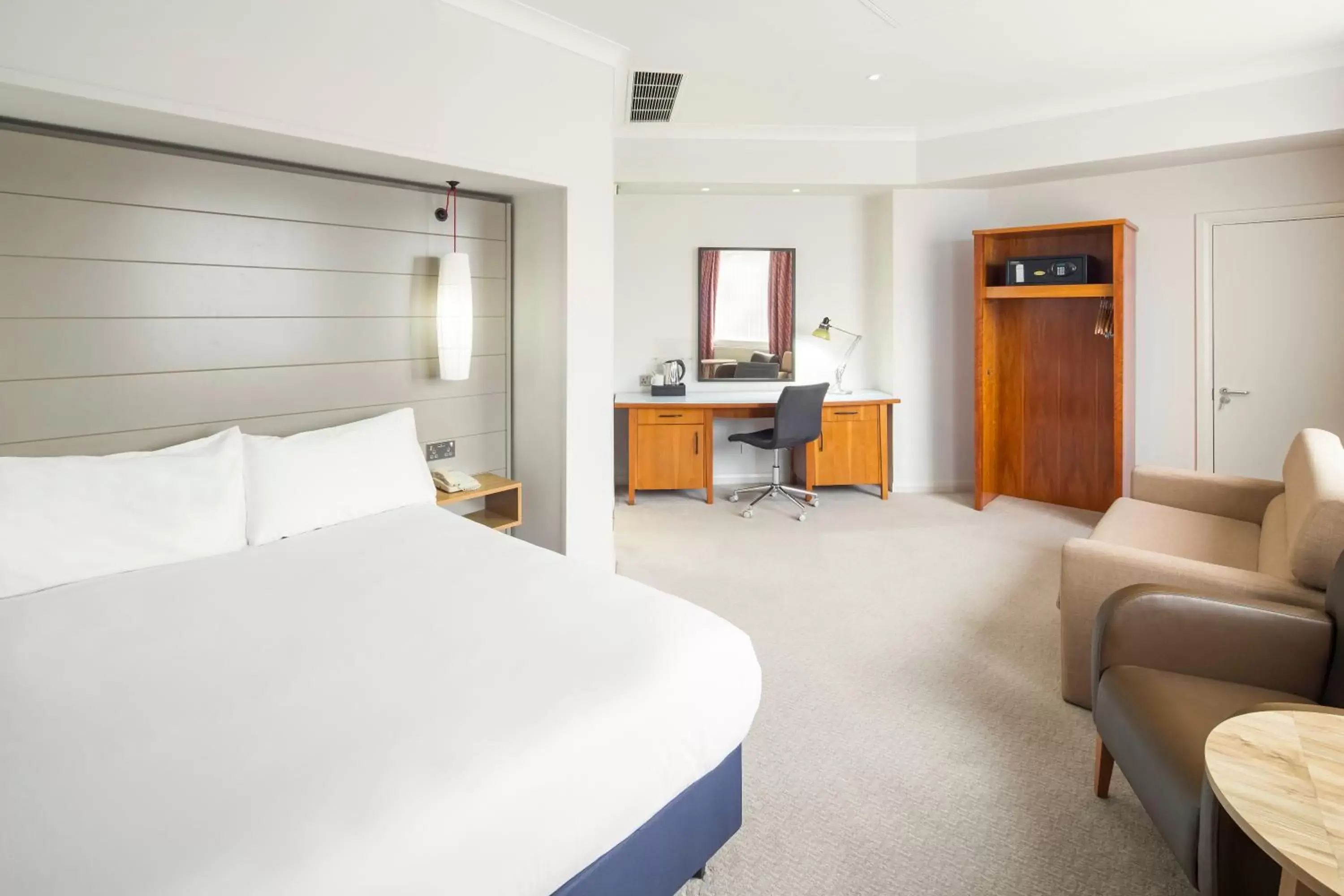 Standard King Room with Sofa Bed in Holiday Inn Peterborough West by IHG Standard King Room with Sofa Bed in Holiday Inn Peterborough West by IHG