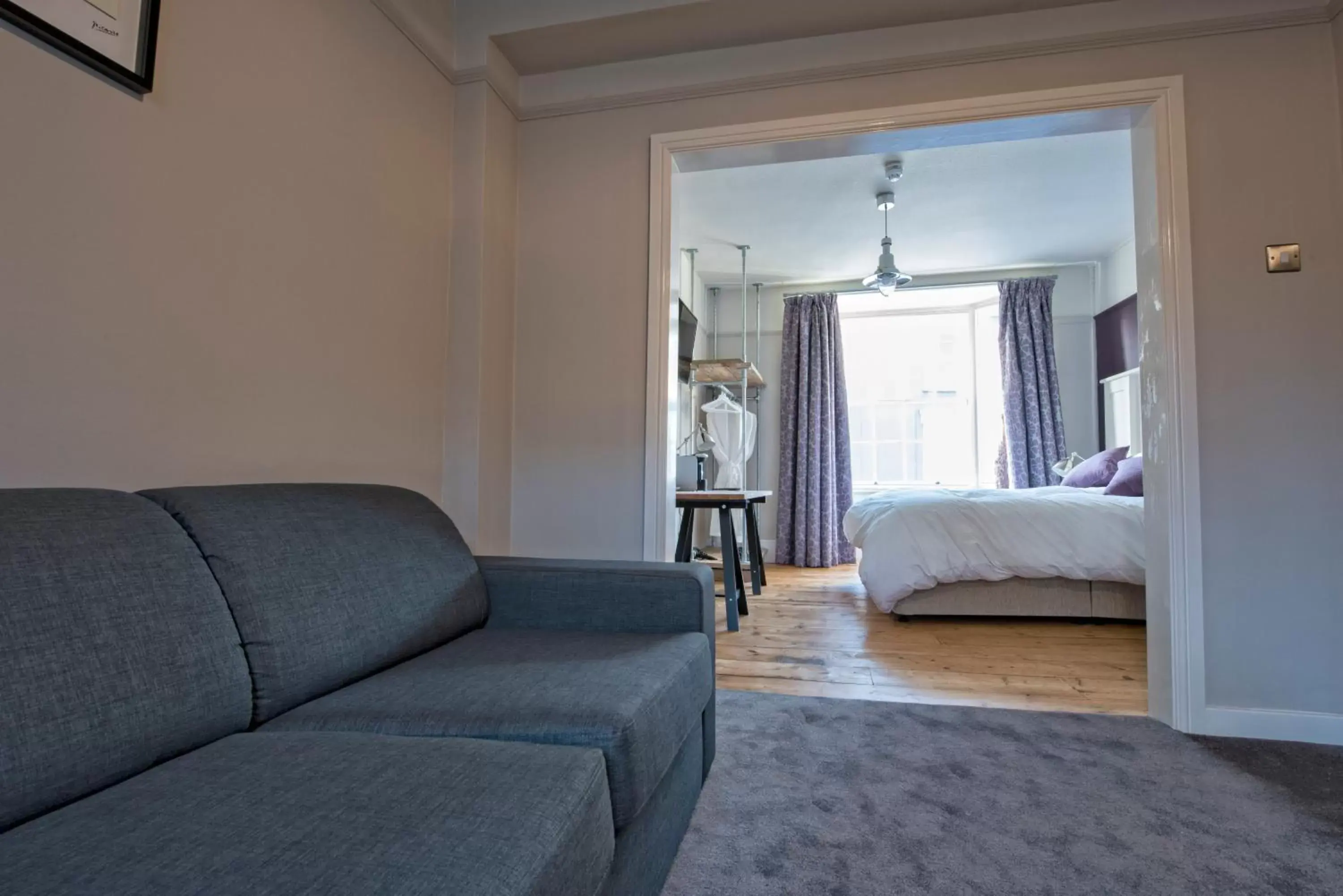 Large Double Room in White Horse Large Double Room in White Horse