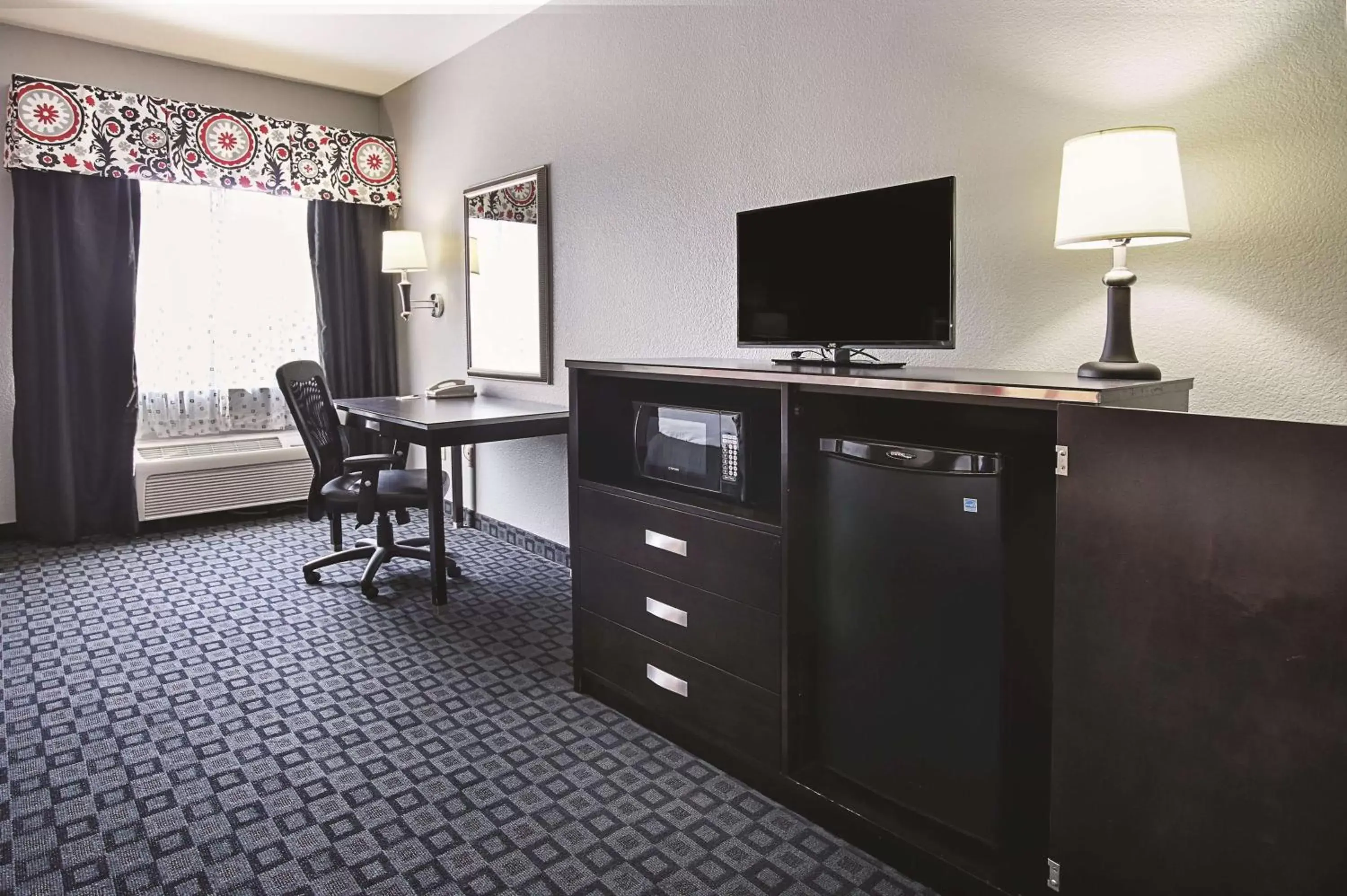 Queen Room with Two Queen Beds and Bath Tub - Mobility Accessible/Non-Smoking in La Quinta Inn & Suites by Wyndham South Dallas - Hutchins Queen Room with Two Queen Beds and Bath Tub - Mobility Accessible/Non-Smoking in La Quinta Inn & Suites by Wyndham South Dallas - Hutchins