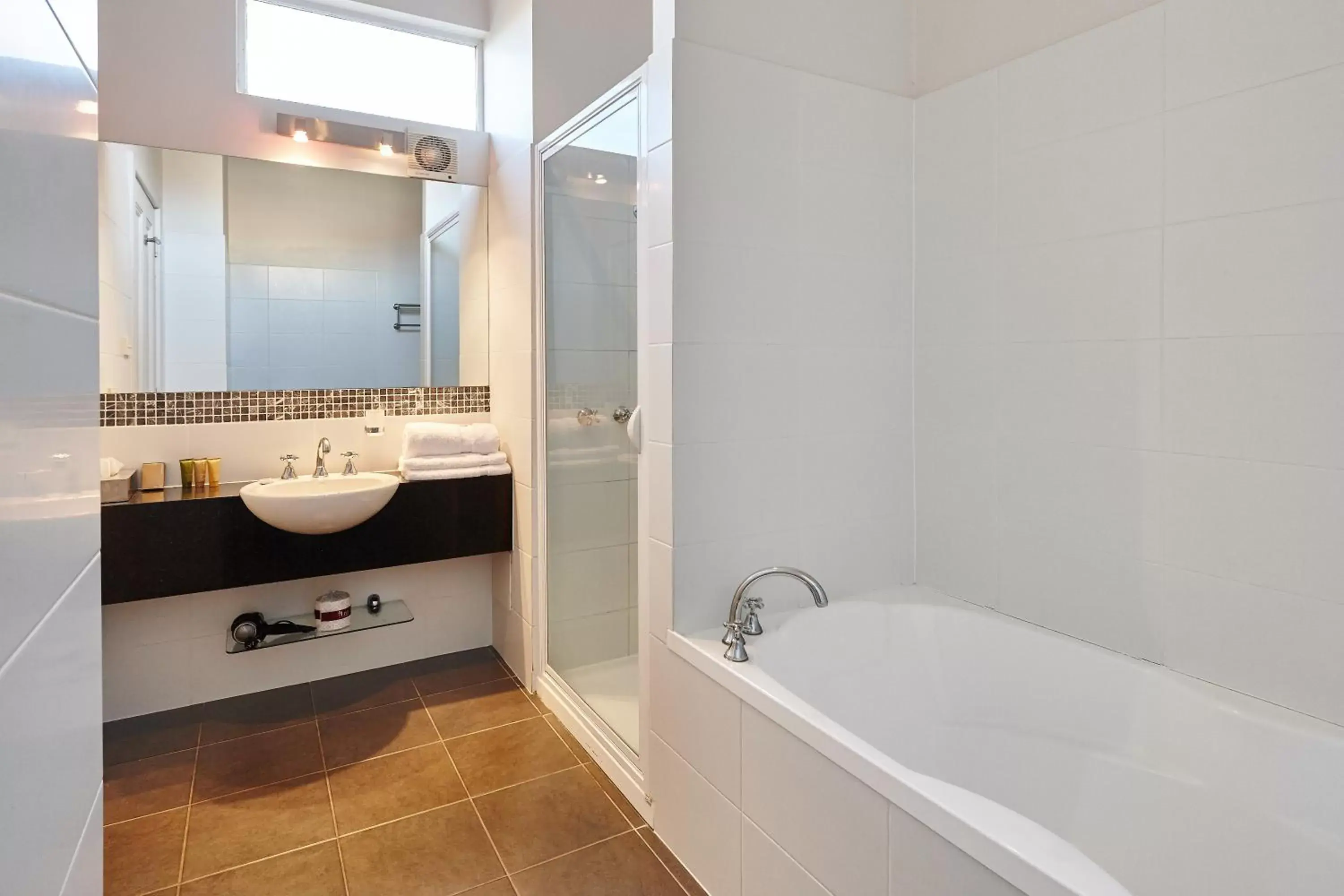 Double Room with Bath in Auldington Hotel Double Room with Bath in Auldington Hotel