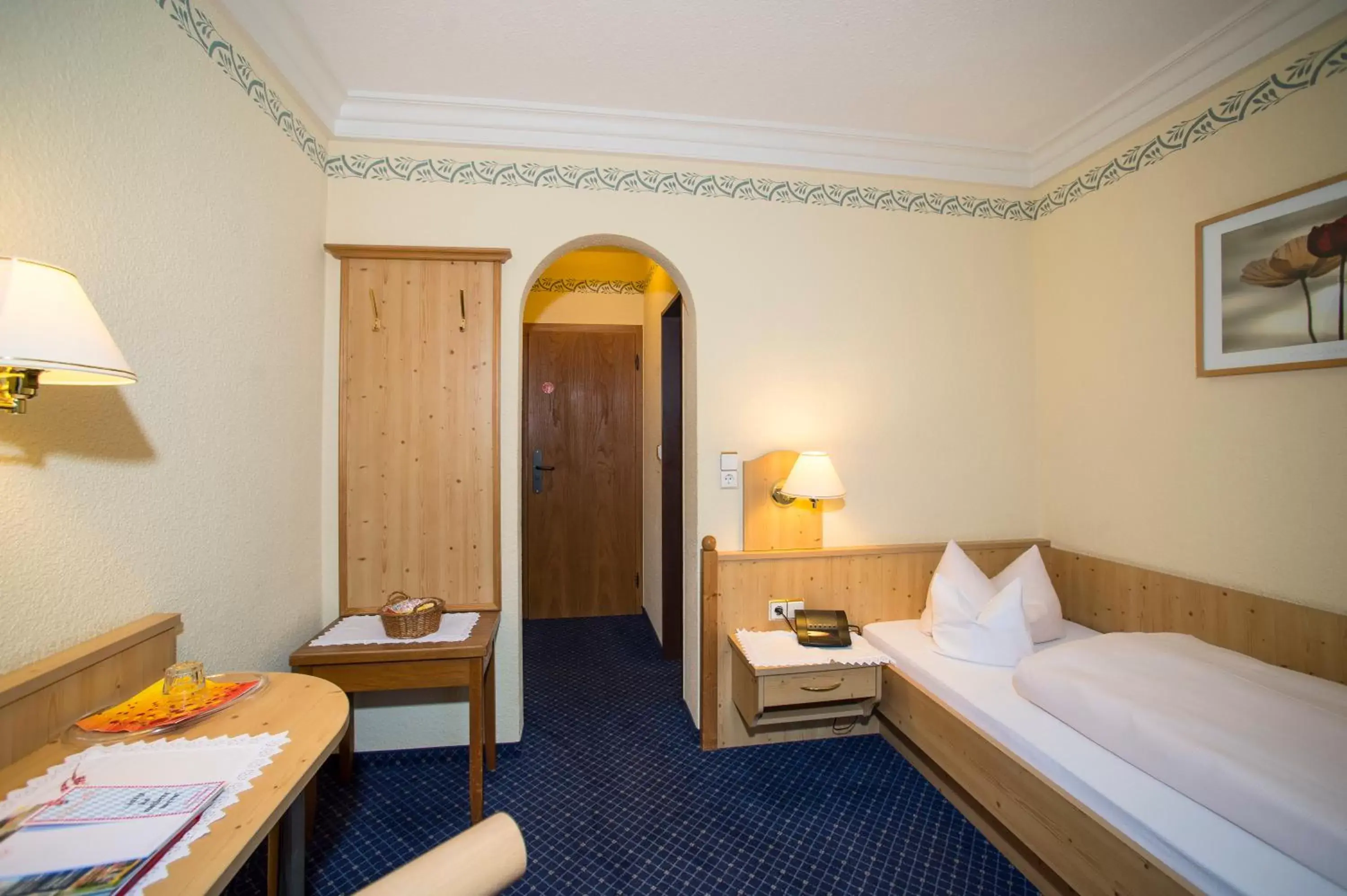 Classic Single Room in Aktivhotel & Gasthof Schmelz Ihr familienfreundliches Urlaubs Hotel mit Wellness Hallenbad, Alpensauna neu ab Februar 2026 Chiemgau Karte Classic Single Room in Aktivhotel & Gasthof Schmelz Ihr familienfreundliches Urlaubs Hotel mit Wellness Hallenbad, Alpensauna neu ab Februar 2026 Chiemgau Karte