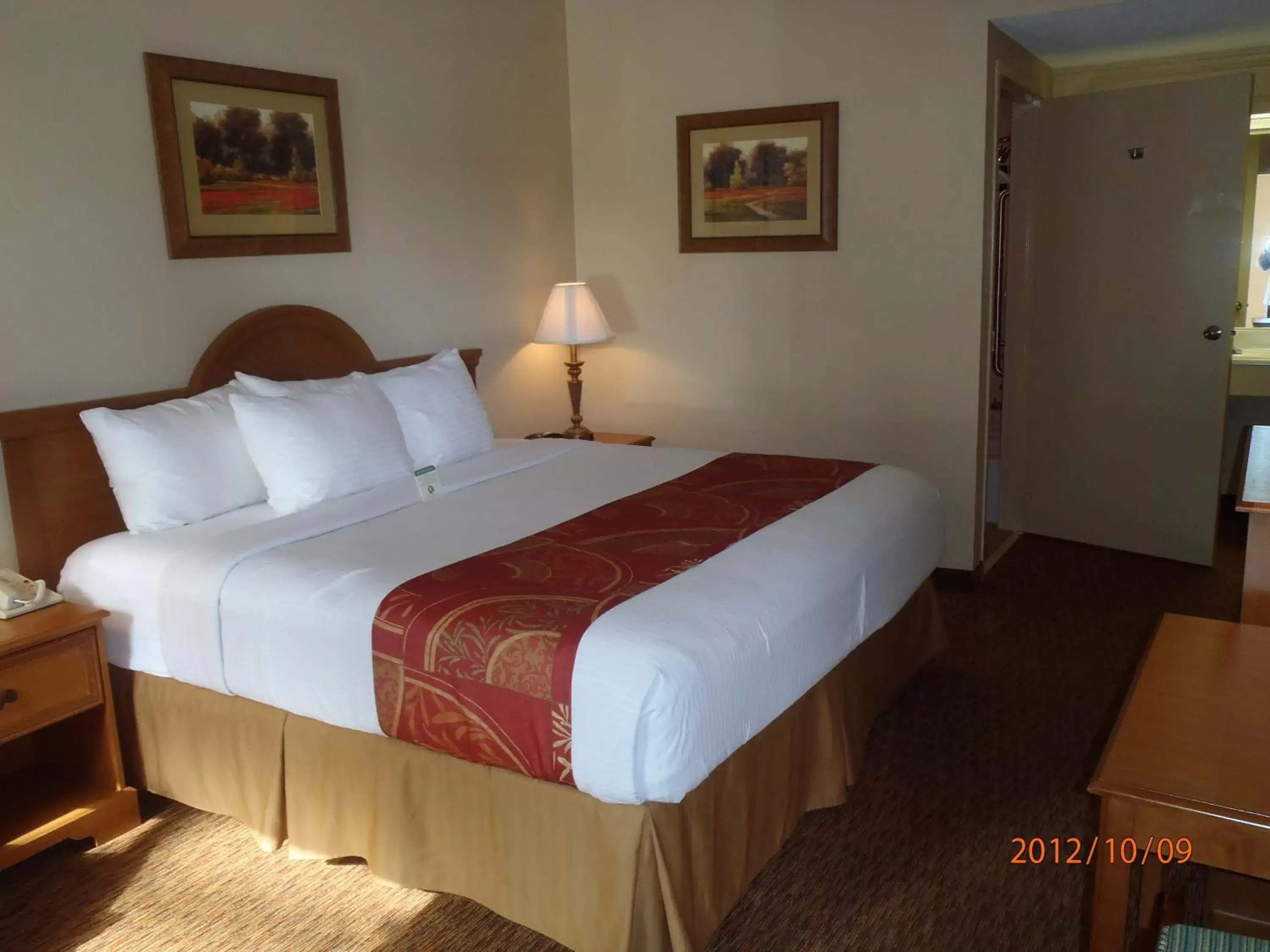 Deluxe King Suite - Non-Smoking in Days Inn by Wyndham Alexander City Deluxe King Suite - Non-Smoking in Days Inn by Wyndham Alexander City