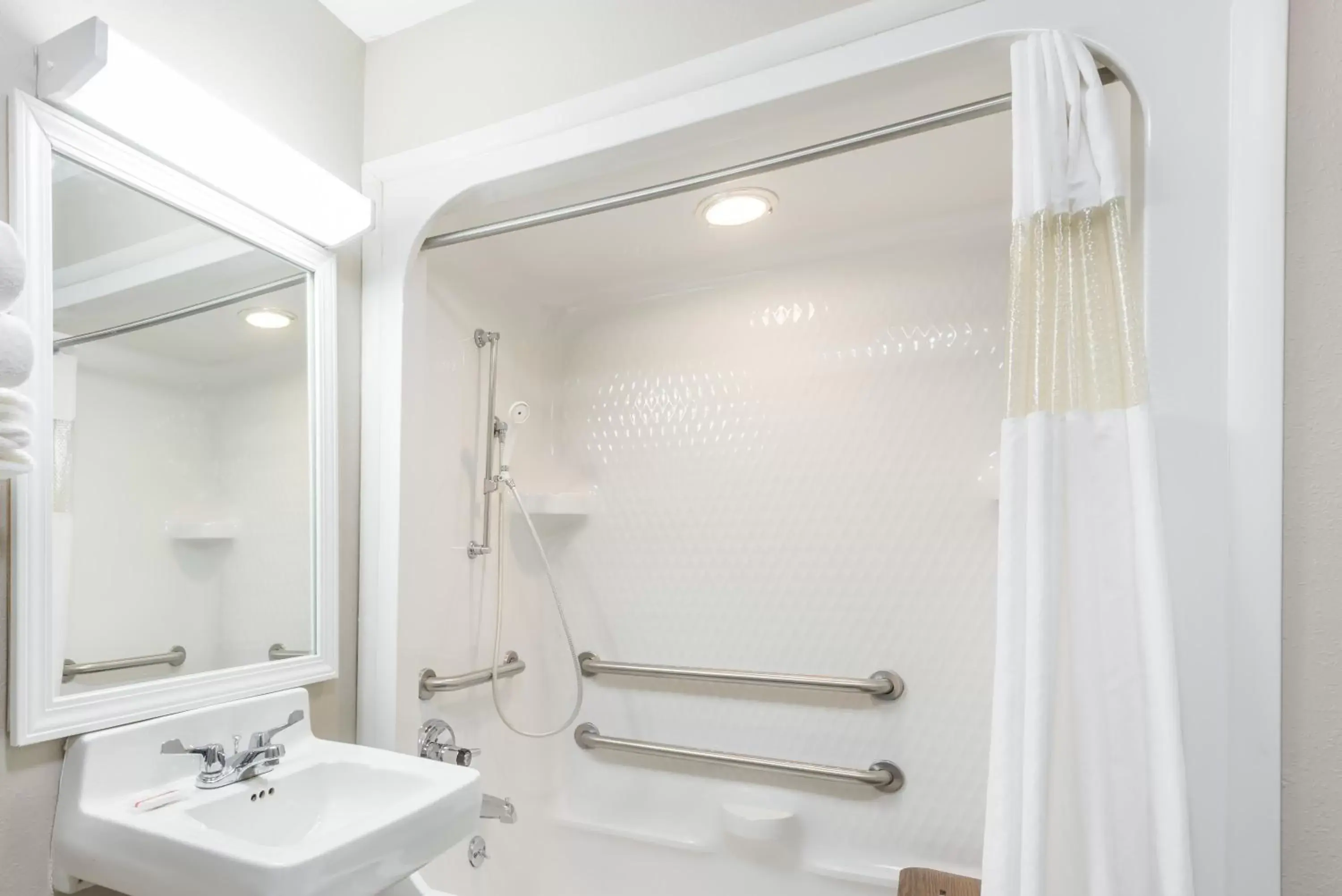 Queen Room - Disability Access in Baymont by Wyndham Cambridge Queen Room - Disability Access in Baymont by Wyndham Cambridge