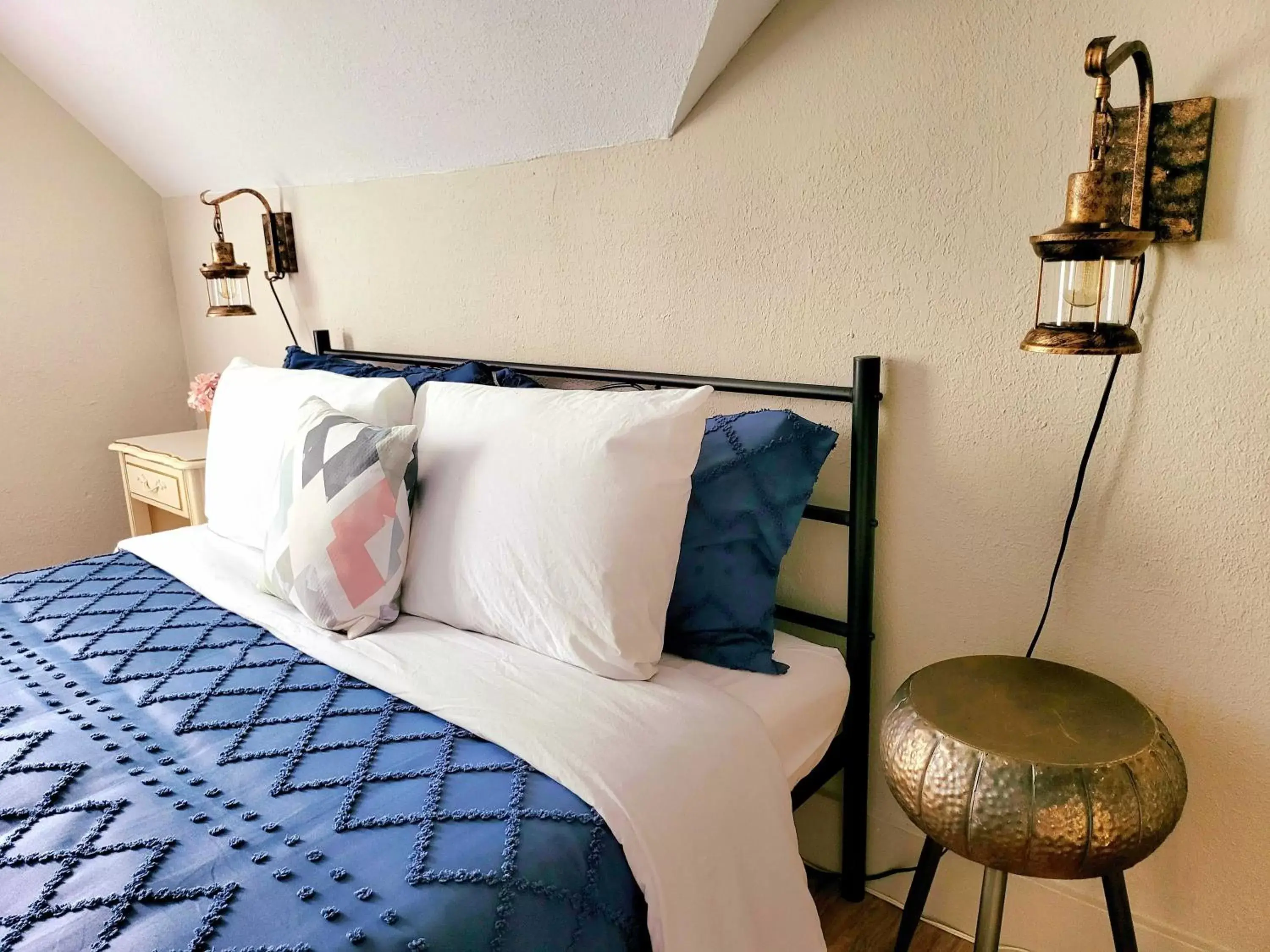 Queen Bedroom with Shared bathroom ECO. in Pump House Inn & Spa Queen Bedroom with Shared bathroom ECO. in Pump House Inn & Spa