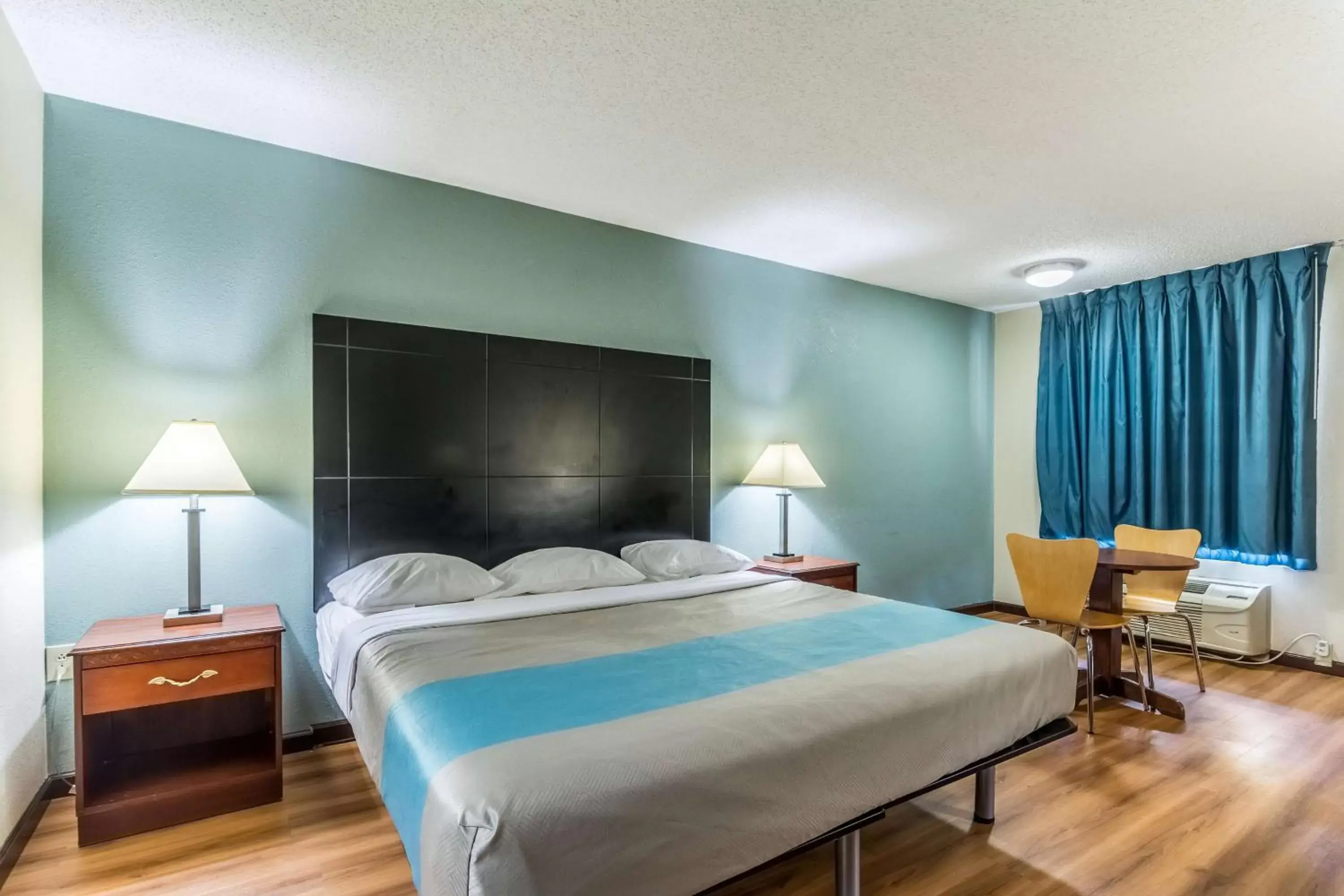 King Room with Spa Bath - single occupancy - Non-Smoking in Motel 6-Kenly, NC King Room with Spa Bath - single occupancy - Non-Smoking in Motel 6-Kenly, NC