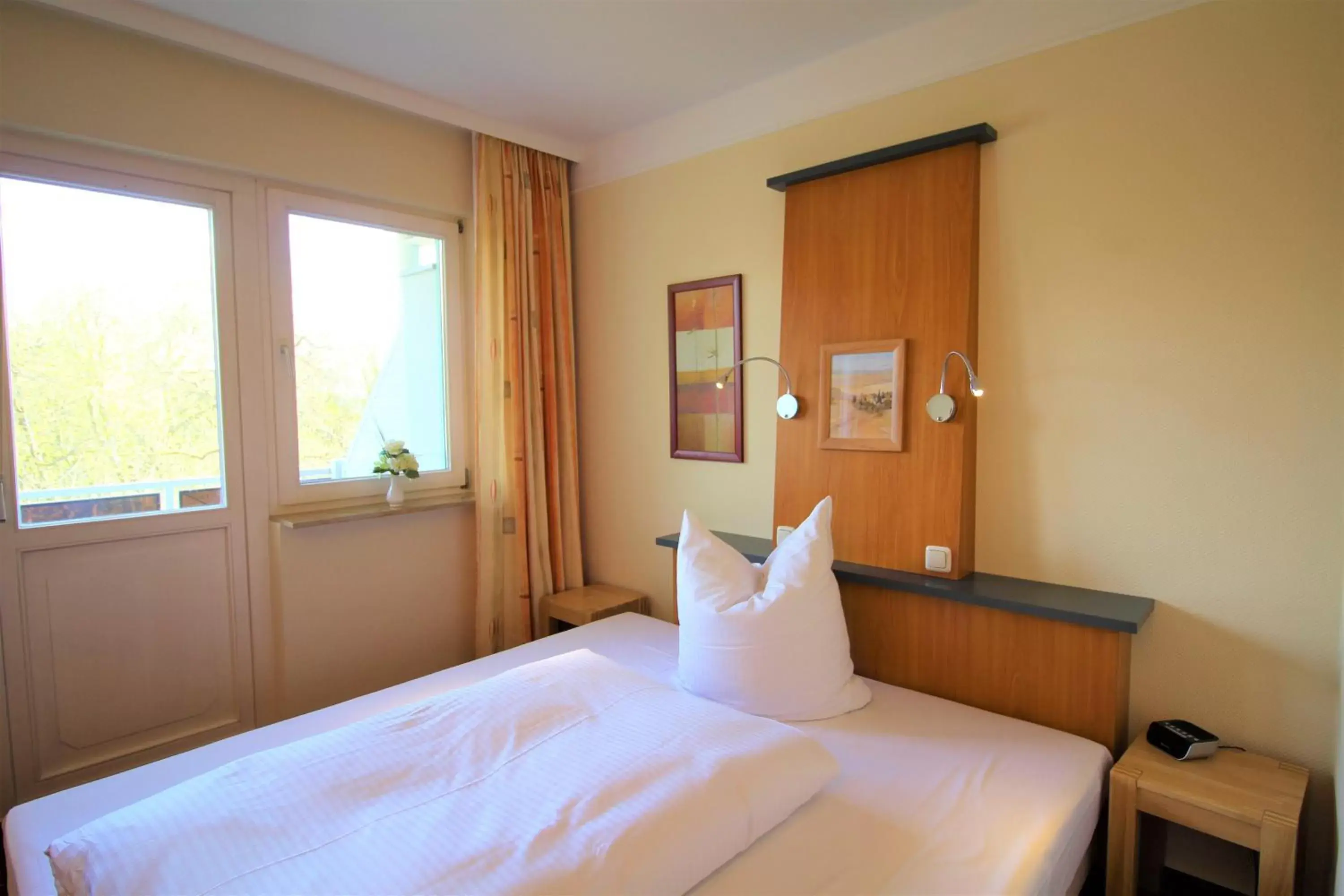 Single Room with Balcony - single occupancy in Parkhotel Klüschenberg Single Room with Balcony - single occupancy in Parkhotel Klüschenberg